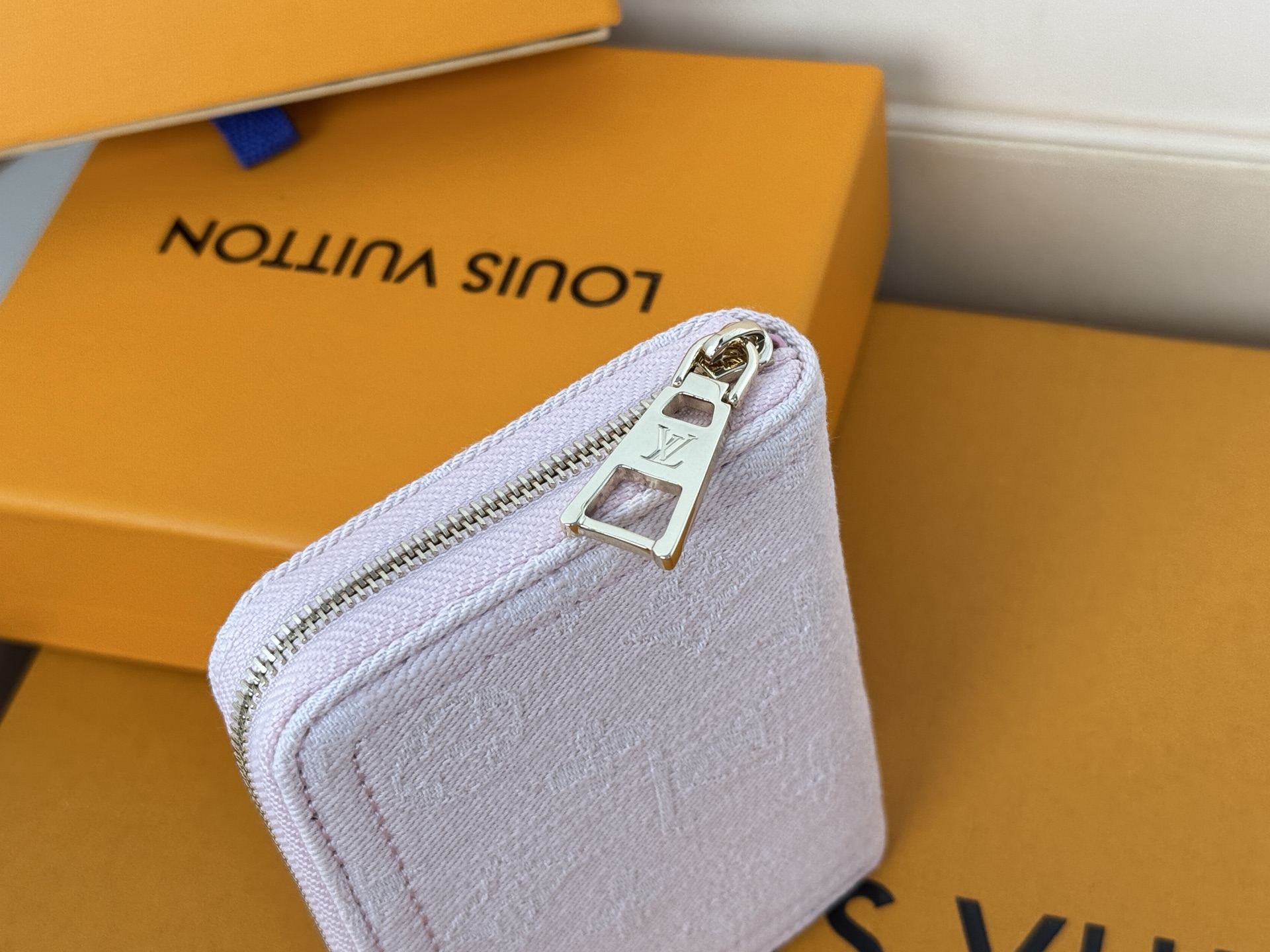 Louis Vuitton 独家 M14277粉 這款牛仔拉鏈零錢包採用百搭的洗水飾面 展現懷舊復古氣息