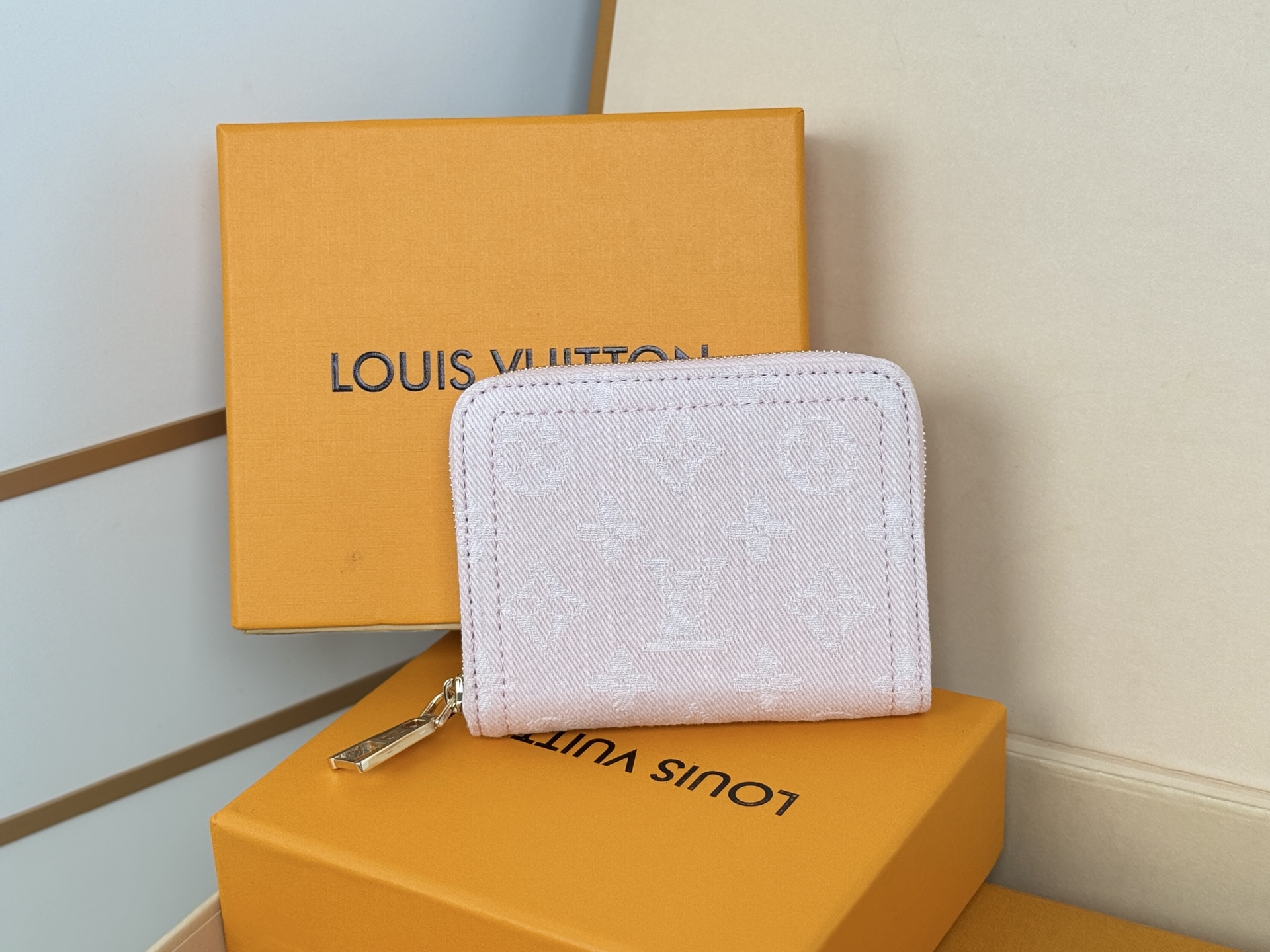 Louis Vuitton 独家 M14277粉 這款牛仔拉鏈零錢包採用百搭的洗水飾面 展現懷舊復古氣息
