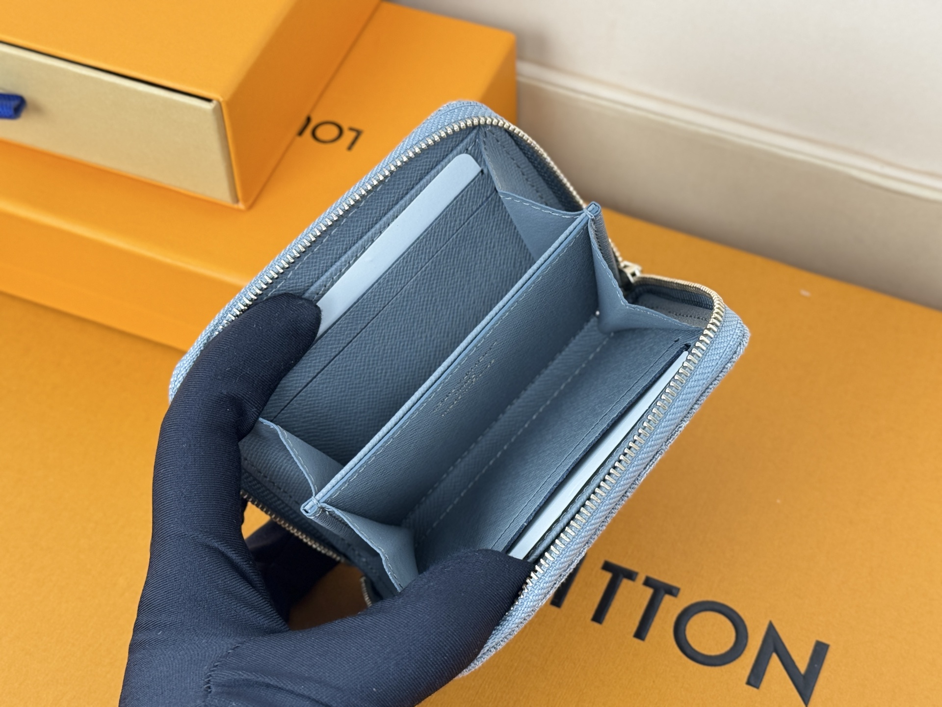 Louis Vuitton 独家 M14277灰色這款牛仔拉鏈零錢包採用百搭的洗水飾面 展現懷舊復古氣息