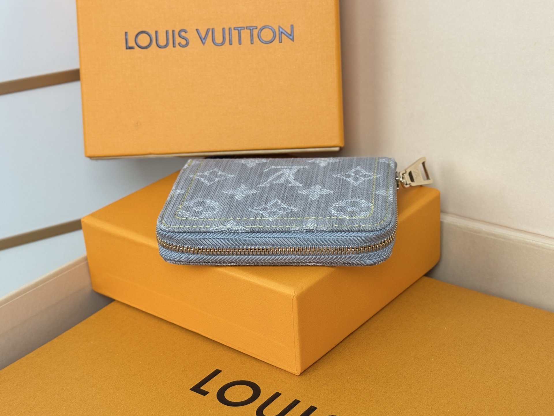 Louis Vuitton 独家 M14277灰色這款牛仔拉鏈零錢包採用百搭的洗水飾面 展現懷舊復古氣息