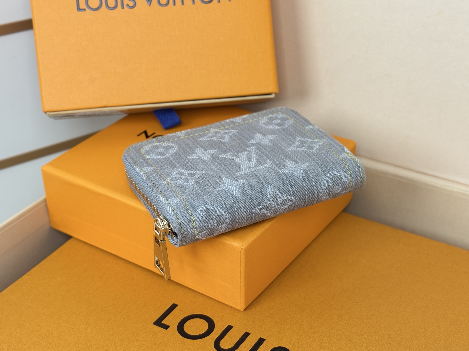 Louis Vuitton 独家 M14277灰色這款牛仔拉鏈零錢包採用百搭的洗水飾面 展現懷舊復古氣息