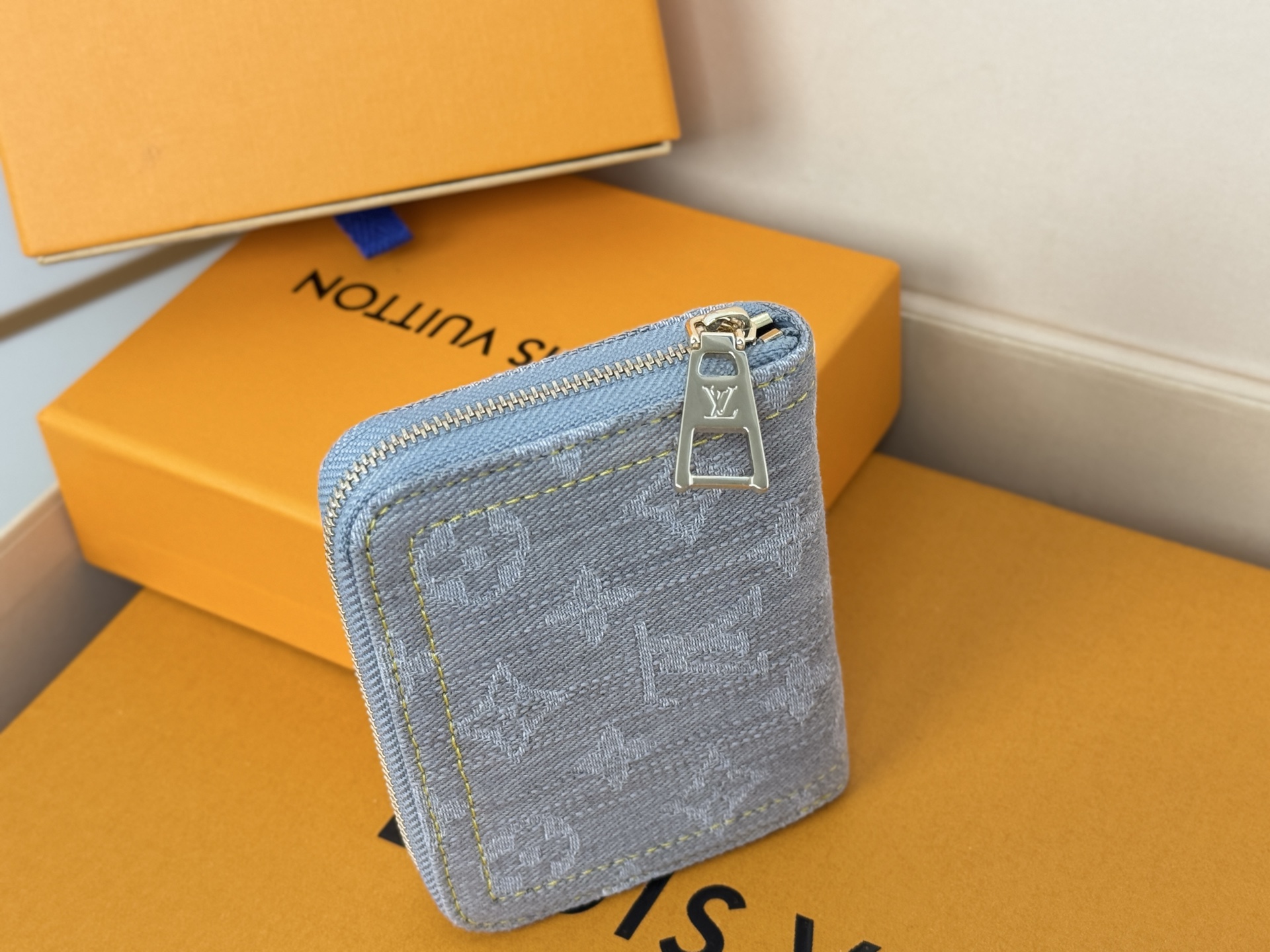 Louis Vuitton 独家 M14277灰色這款牛仔拉鏈零錢包採用百搭的洗水飾面 展現懷舊復古氣息