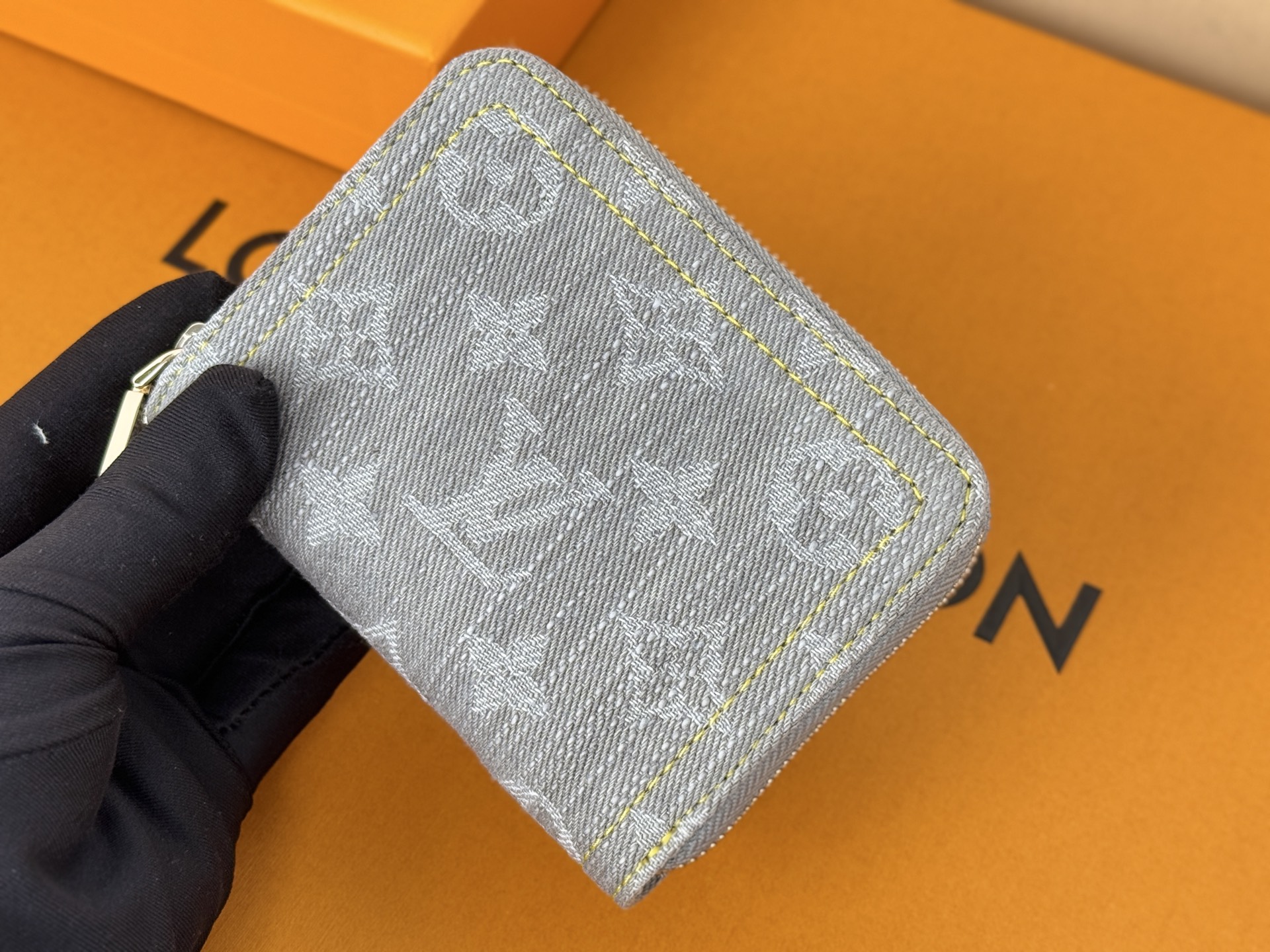 Louis Vuitton 独家 M14277灰色這款牛仔拉鏈零錢包採用百搭的洗水飾面 展現懷舊復古氣息