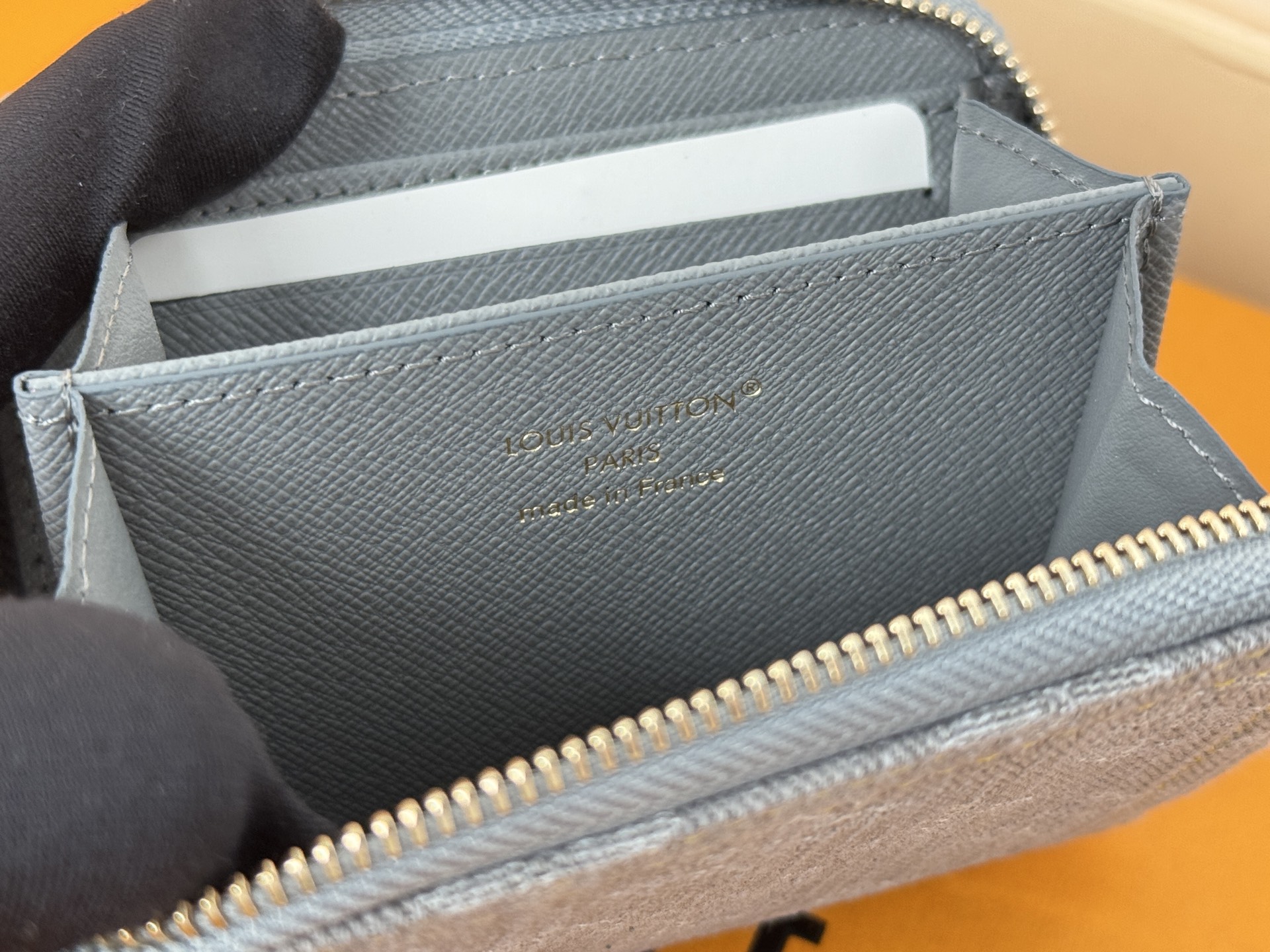 Louis Vuitton 独家 M14277灰色這款牛仔拉鏈零錢包採用百搭的洗水飾面 展現懷舊復古氣息