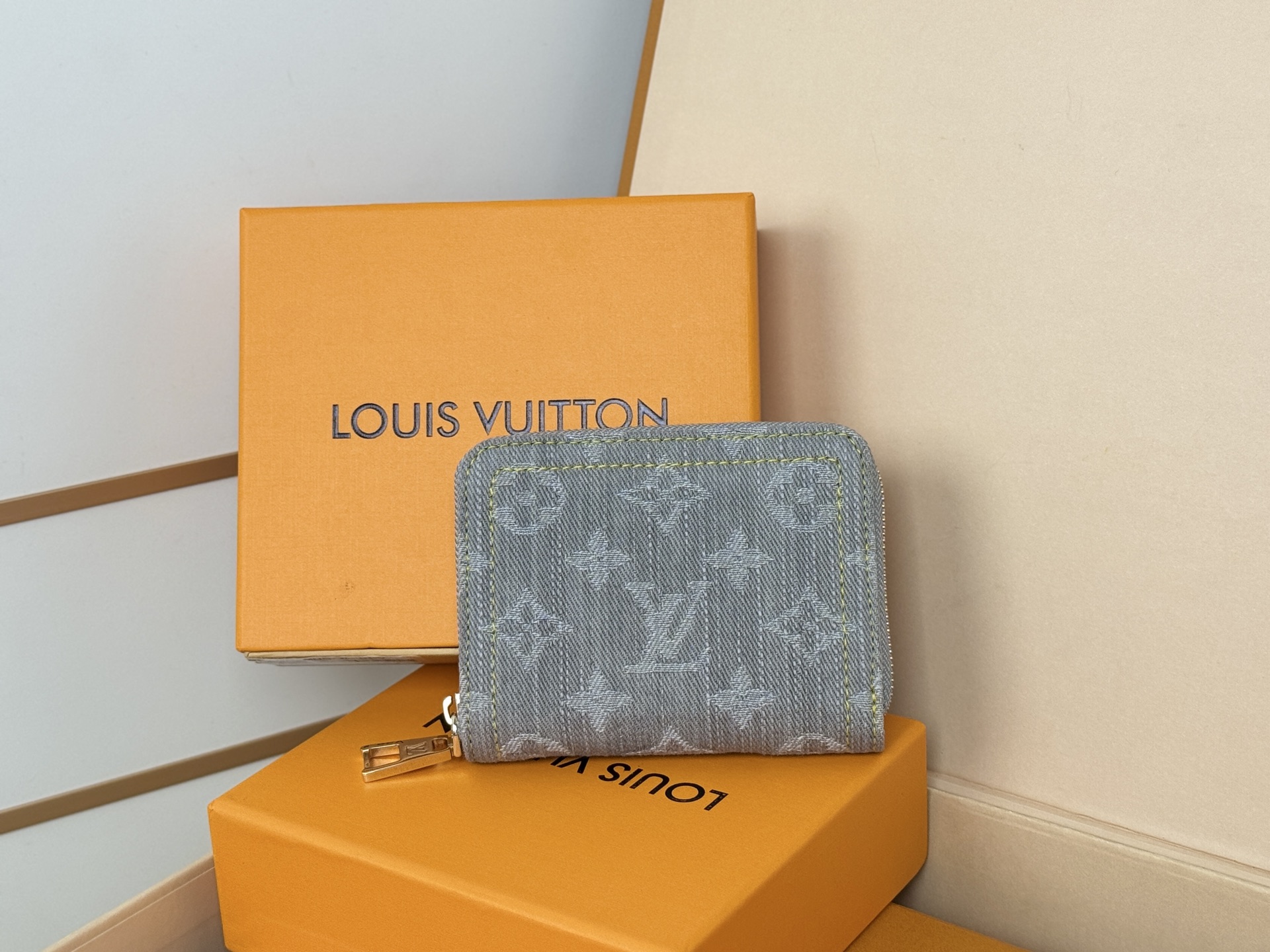 Louis Vuitton 独家 M14277灰色這款牛仔拉鏈零錢包採用百搭的洗水飾面 展現懷舊復古氣息