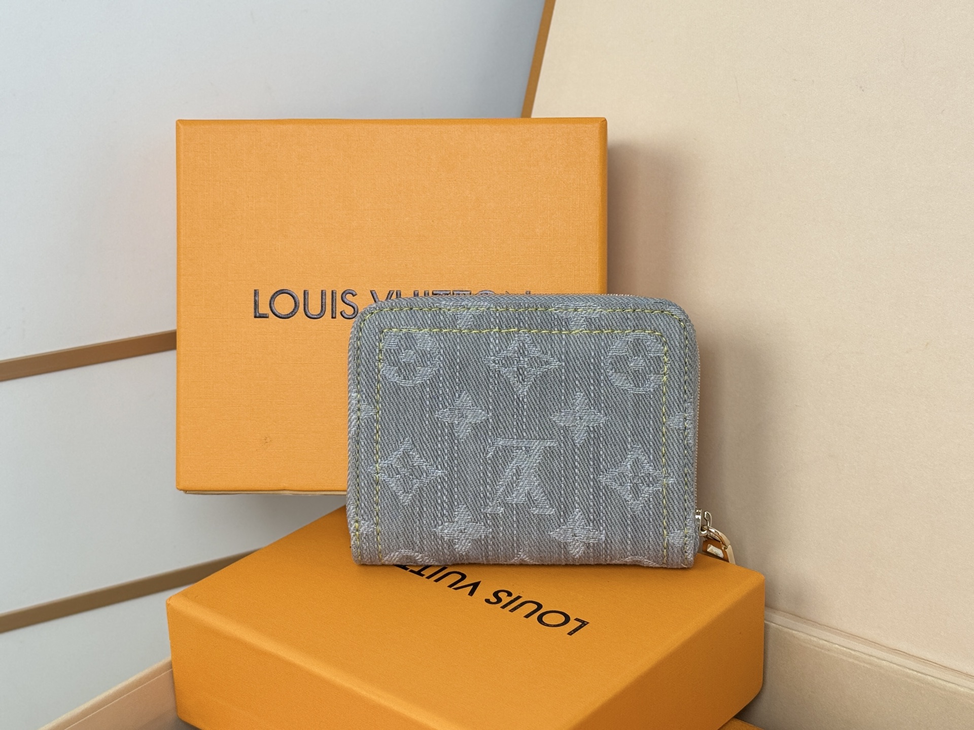 Louis Vuitton 独家 M14277灰色這款牛仔拉鏈零錢包採用百搭的洗水飾面 展現懷舊復古氣息