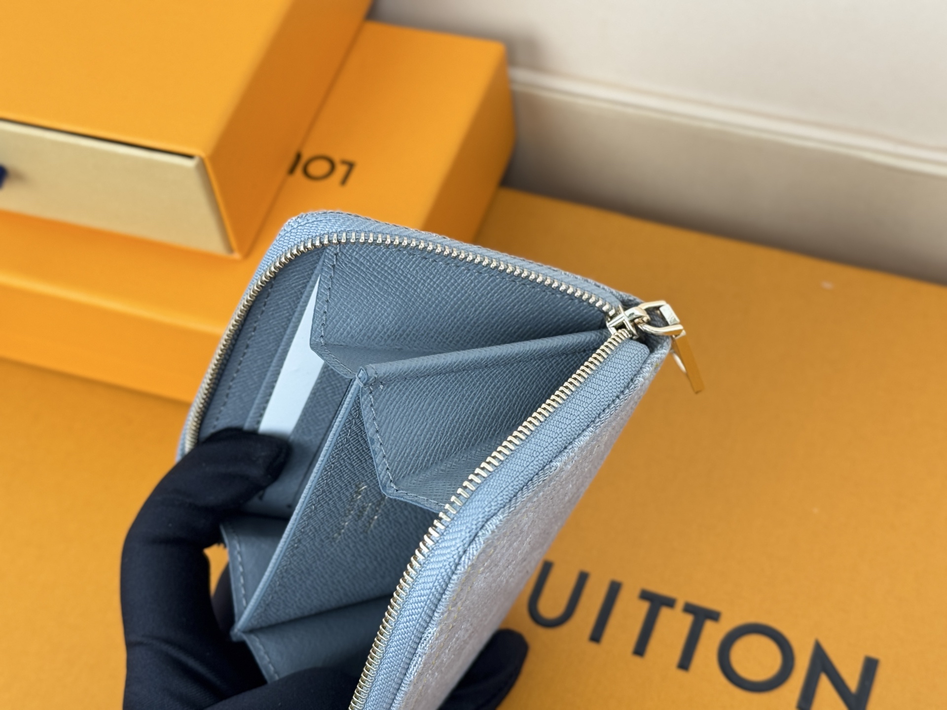 Louis Vuitton 独家 M14277灰色這款牛仔拉鏈零錢包採用百搭的洗水飾面 展現懷舊復古氣息