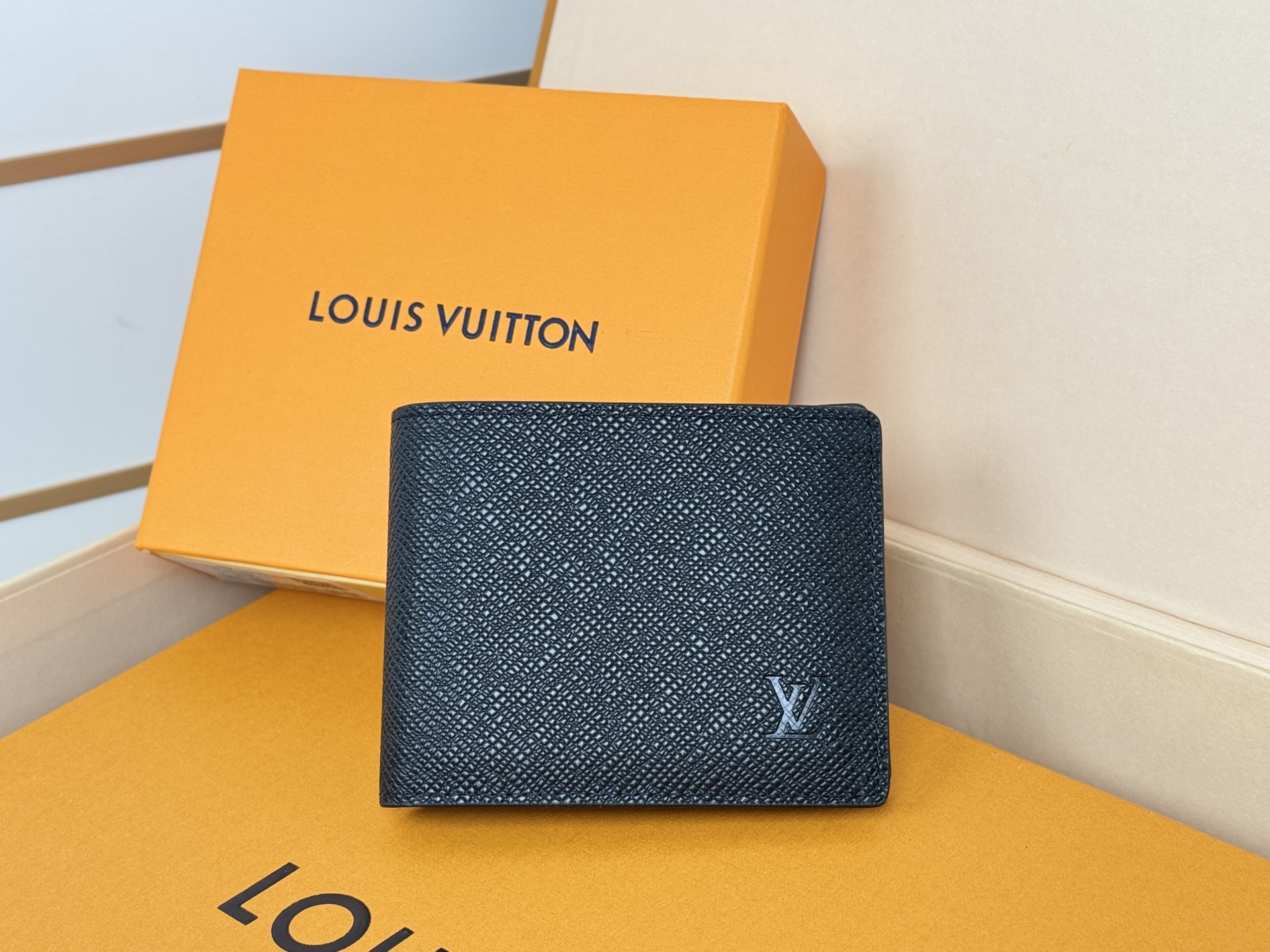 Louis Vuitton M62294/N63261 十字纹 由风格阳刚的Monogram Eclipse帆布面料裁制而成
