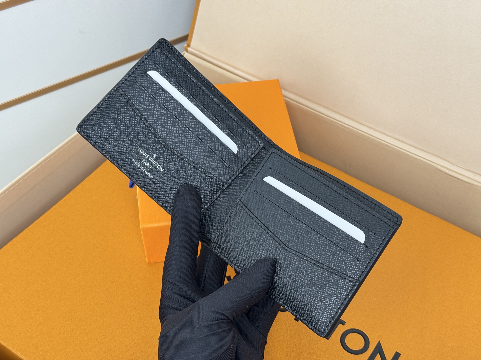 Louis Vuitton M62294/N63261 十字纹 由风格阳刚的Monogram Eclipse帆布面料裁制而成