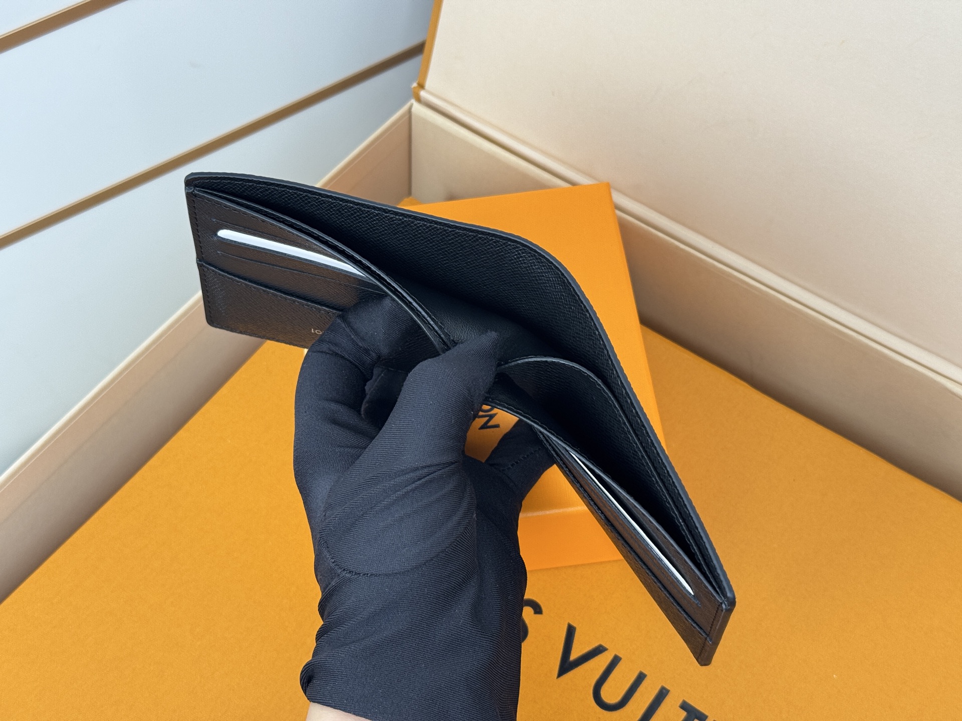 Louis Vuitton M62294/N63261 十字纹 由风格阳刚的Monogram Eclipse帆布面料裁制而成
