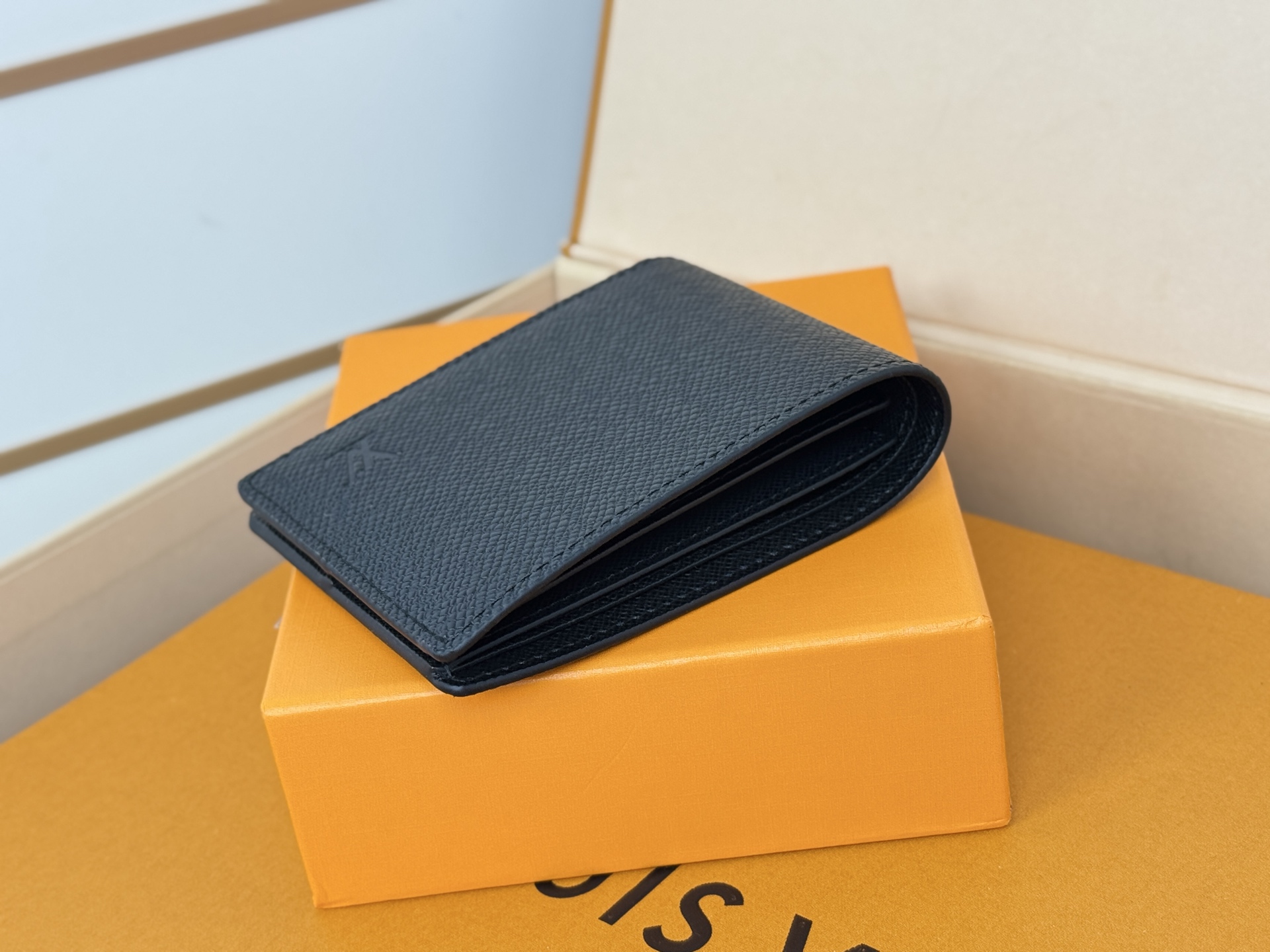 Louis Vuitton M62294/N63261 十字纹 由风格阳刚的Monogram Eclipse帆布面料裁制而成