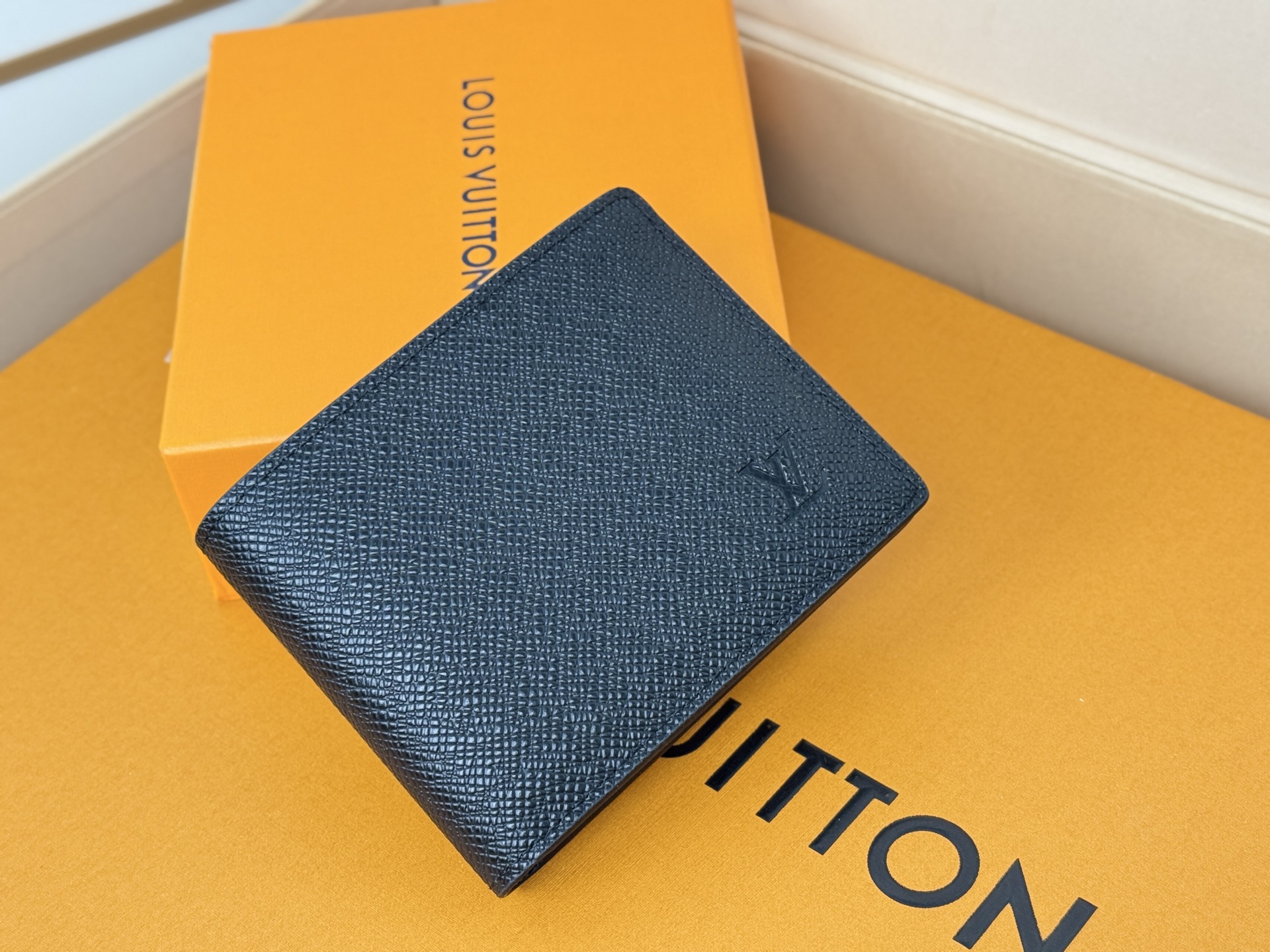 Louis Vuitton M62294/N63261 十字纹 由风格阳刚的Monogram Eclipse帆布面料裁制而成