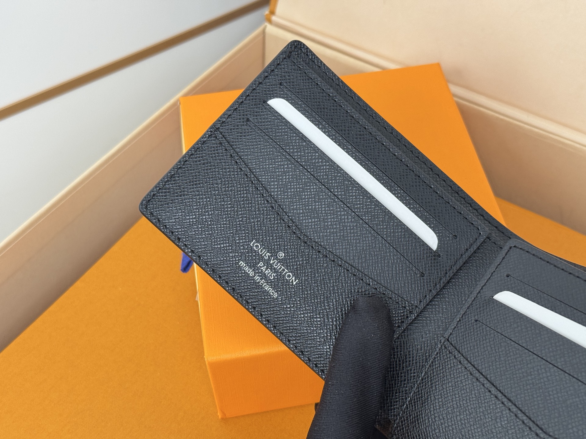 Louis Vuitton M62294/N63261 十字纹 由风格阳刚的Monogram Eclipse帆布面料裁制而成