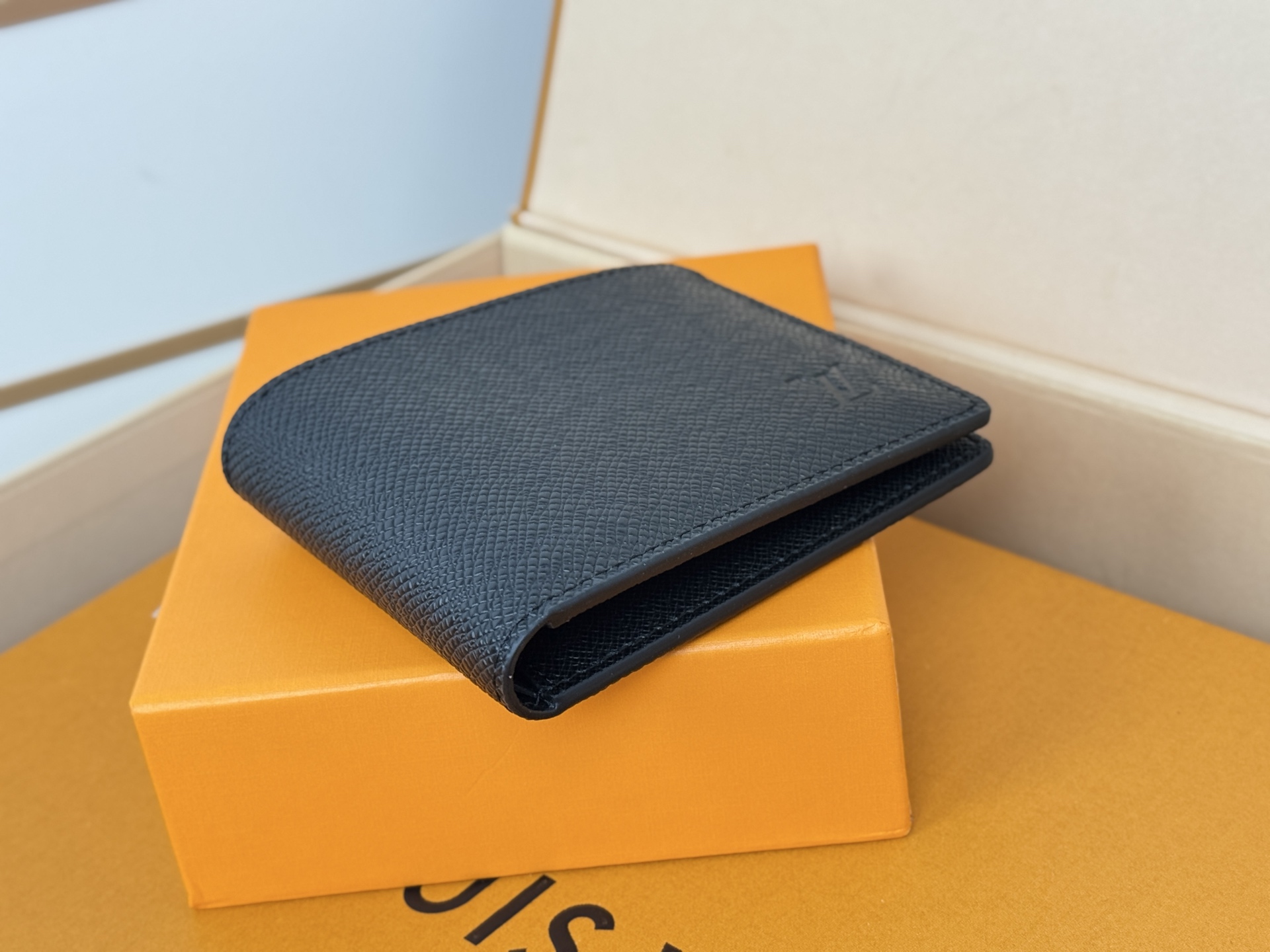 Louis Vuitton M62294/N63261 十字纹 由风格阳刚的Monogram Eclipse帆布面料裁制而成