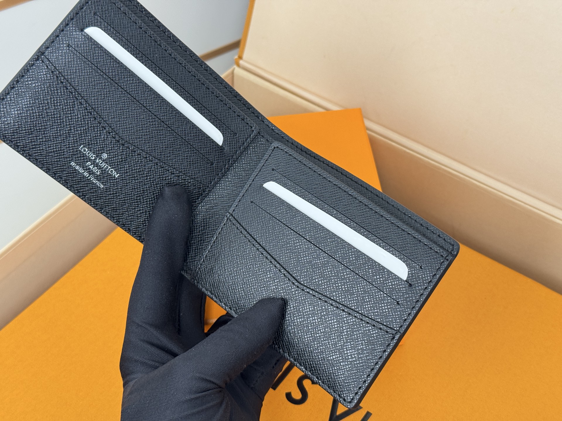 Louis Vuitton M62294/N63261 十字纹 由风格阳刚的Monogram Eclipse帆布面料裁制而成