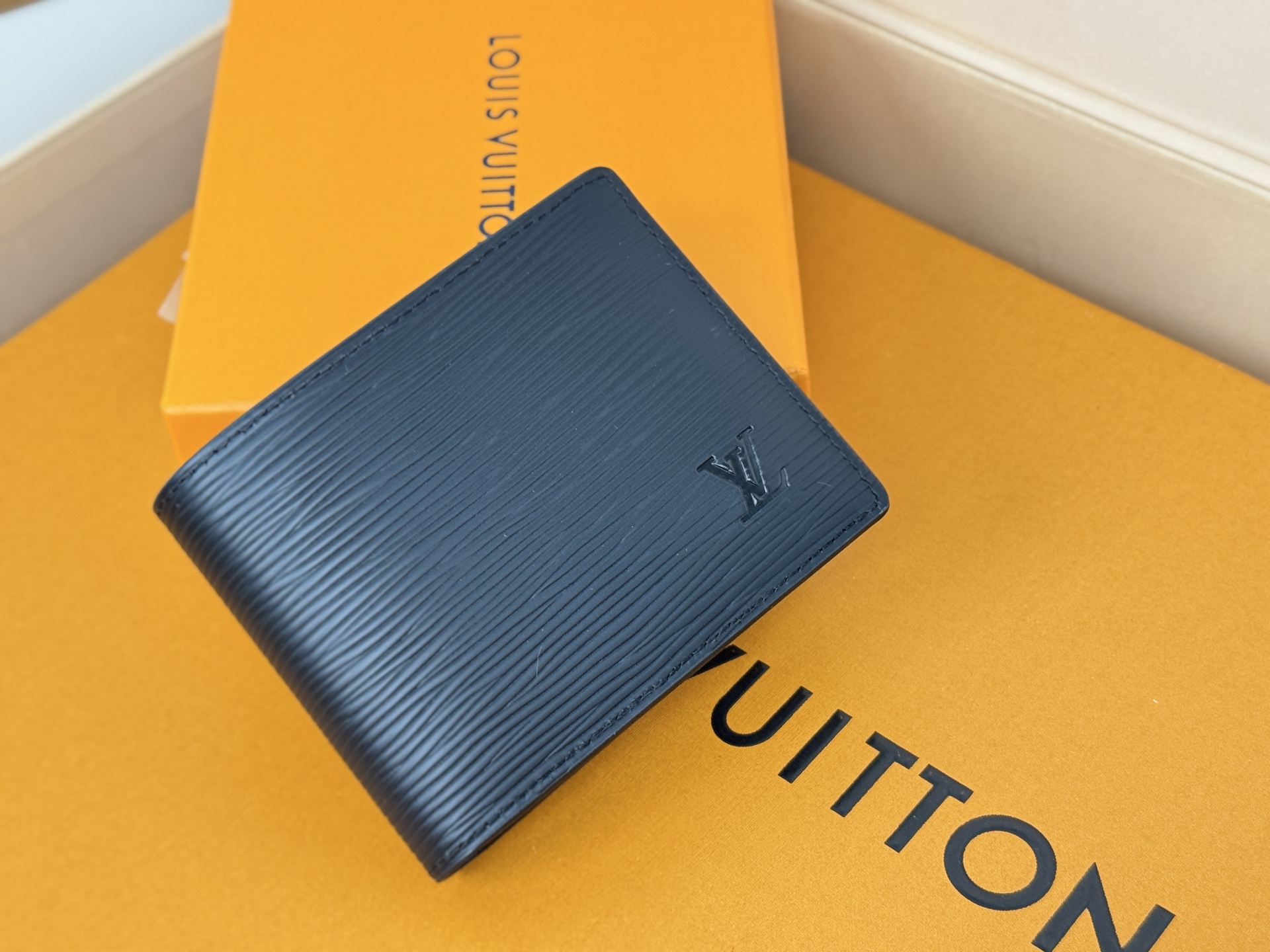Louis Vuitton M62294/N63261水波纹 由风格阳刚的Monogram Eclipse帆布面料裁制而成