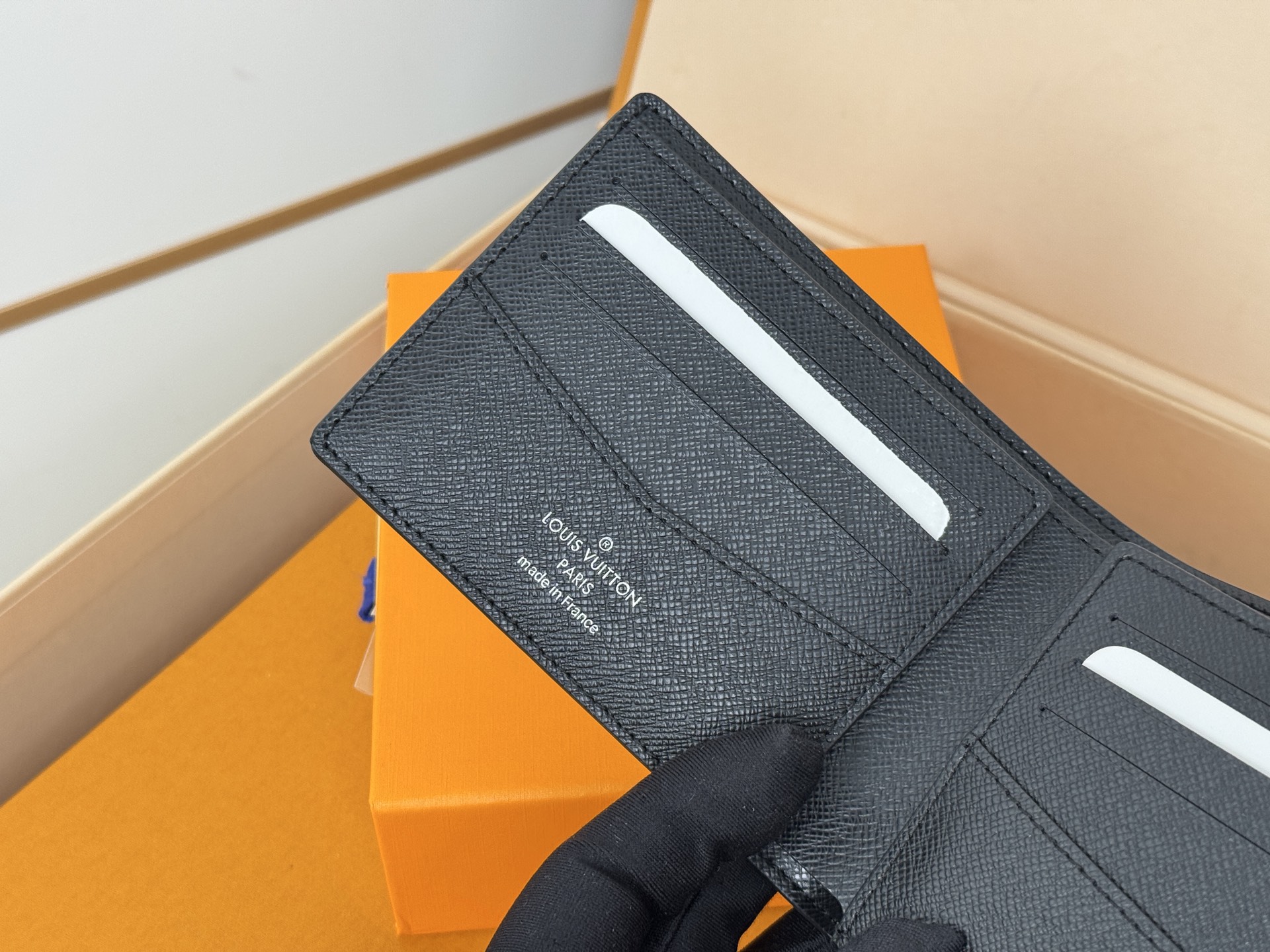 Louis Vuitton M62294/N63261水波纹 由风格阳刚的Monogram Eclipse帆布面料裁制而成