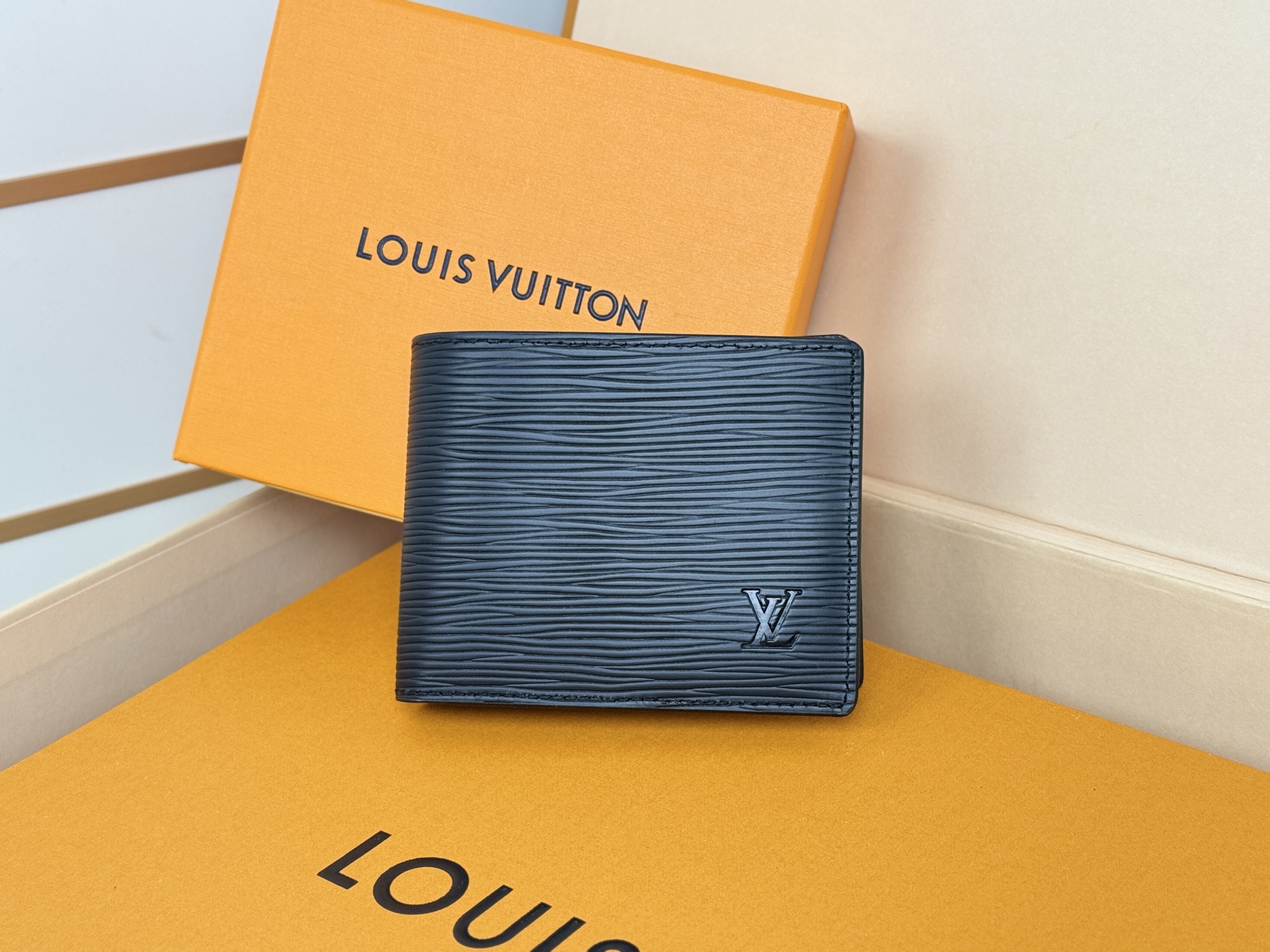 Louis Vuitton M62294/N63261水波纹 由风格阳刚的Monogram Eclipse帆布面料裁制而成