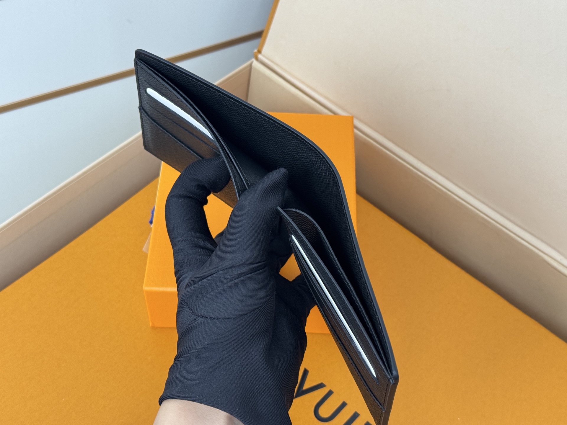 Louis Vuitton M62294/N63261水波纹 由风格阳刚的Monogram Eclipse帆布面料裁制而成