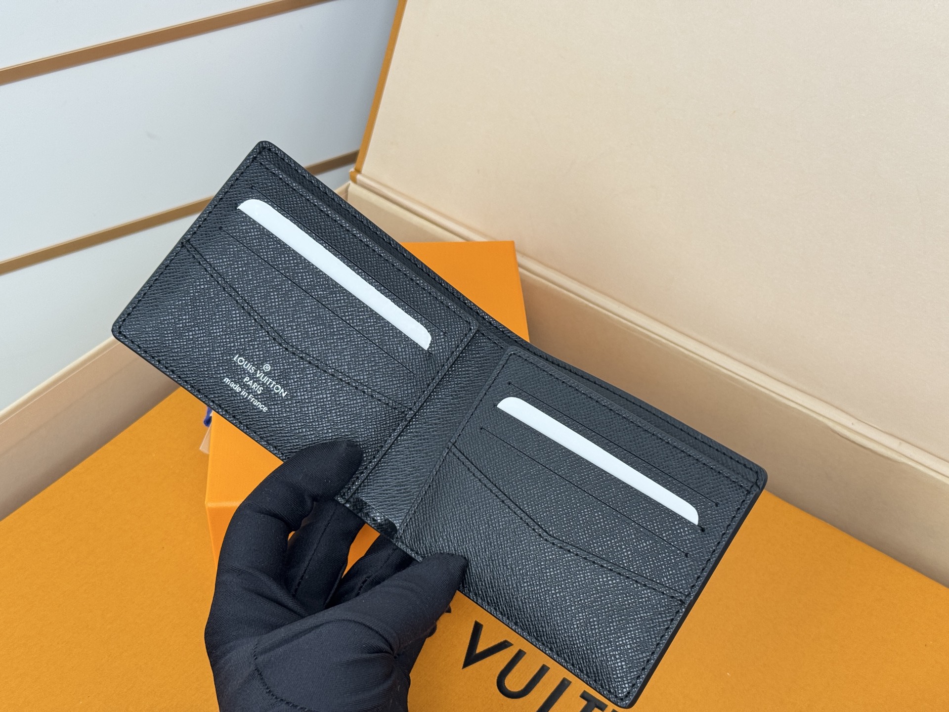 Louis Vuitton M62294/N63261水波纹 由风格阳刚的Monogram Eclipse帆布面料裁制而成