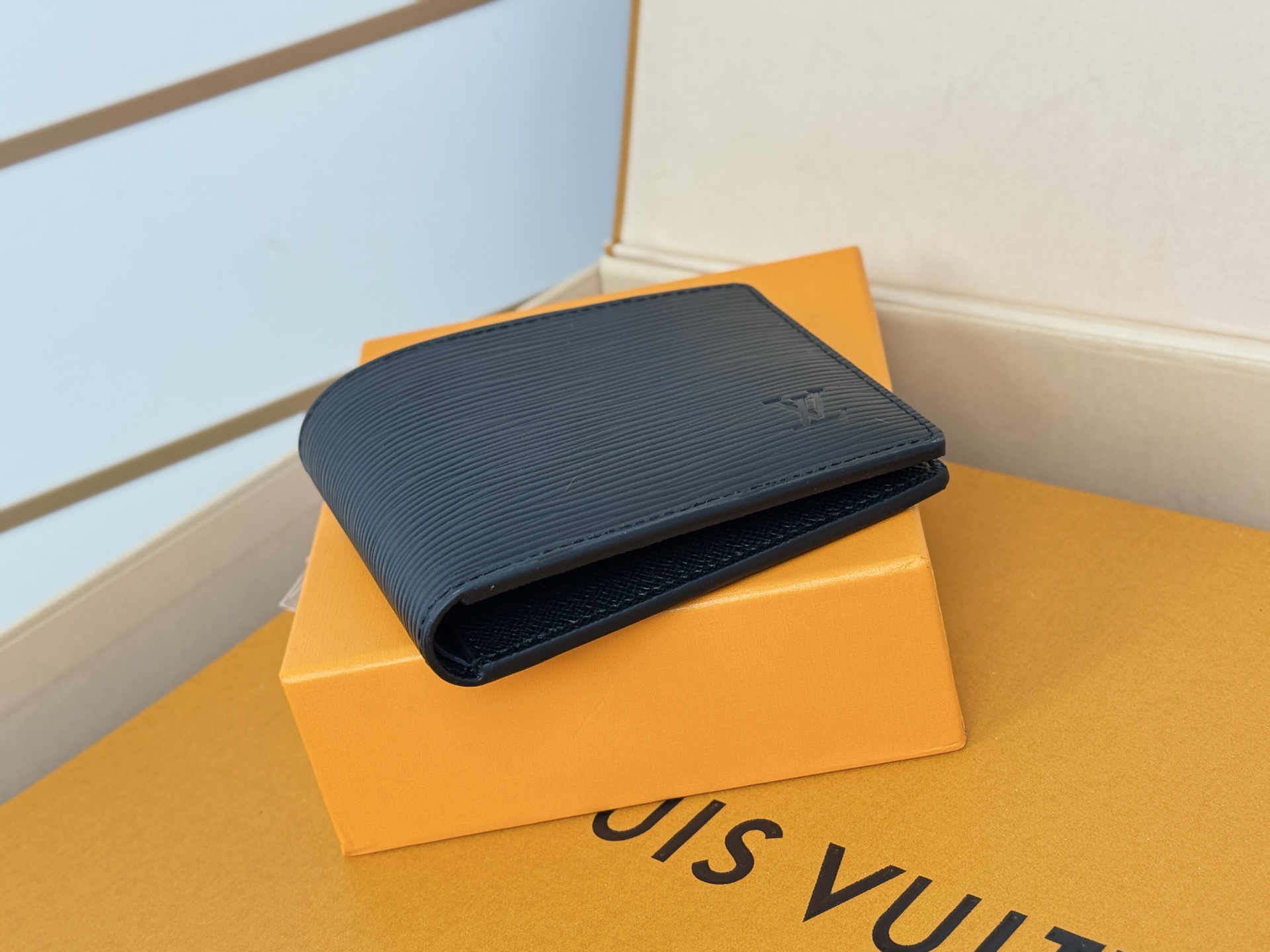 Louis Vuitton M62294/N63261水波纹 由风格阳刚的Monogram Eclipse帆布面料裁制而成