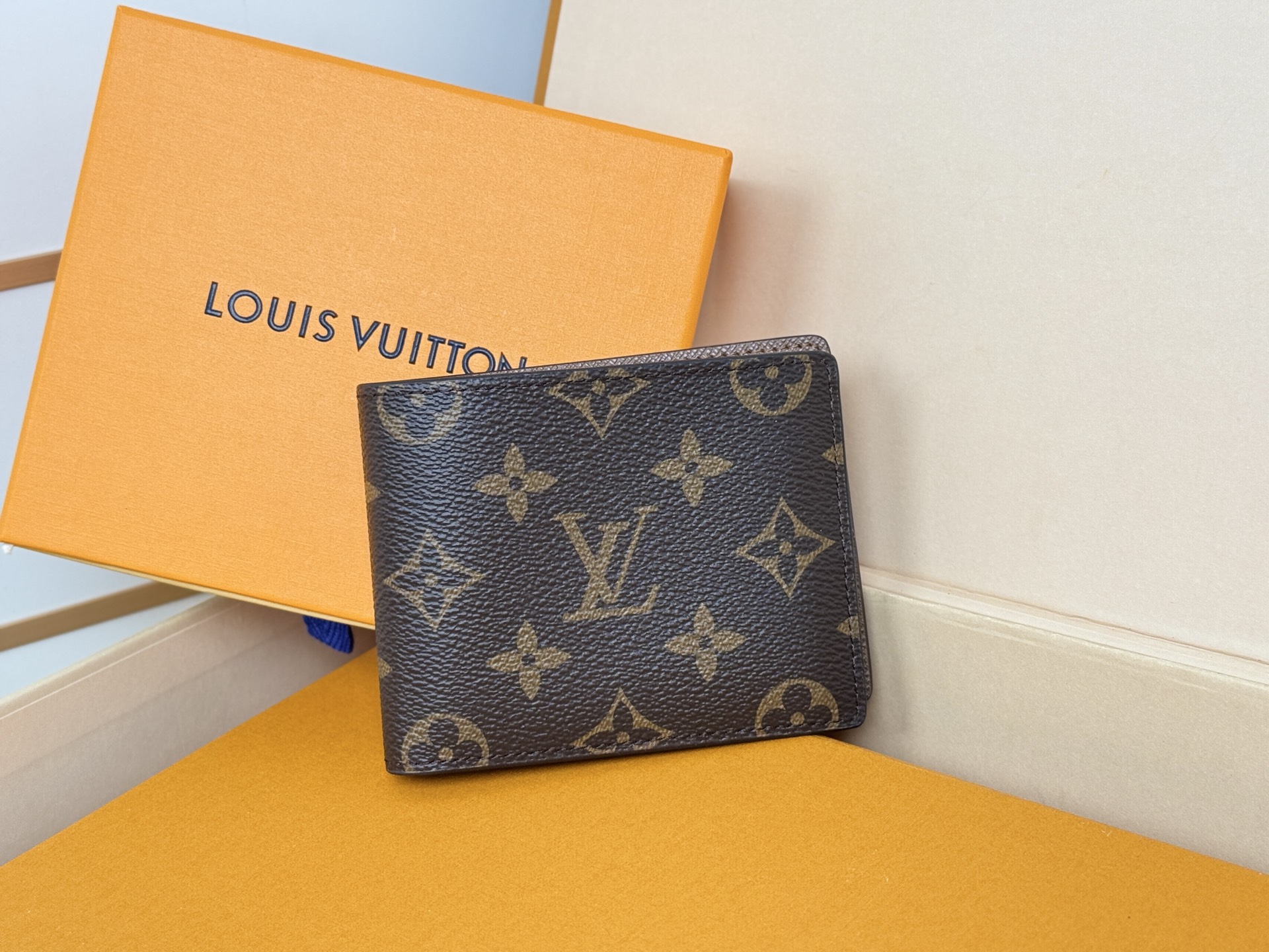 Louis Vuitton M62294/N63261老花 由风格阳刚的Monogram Eclipse帆布面料裁制而成