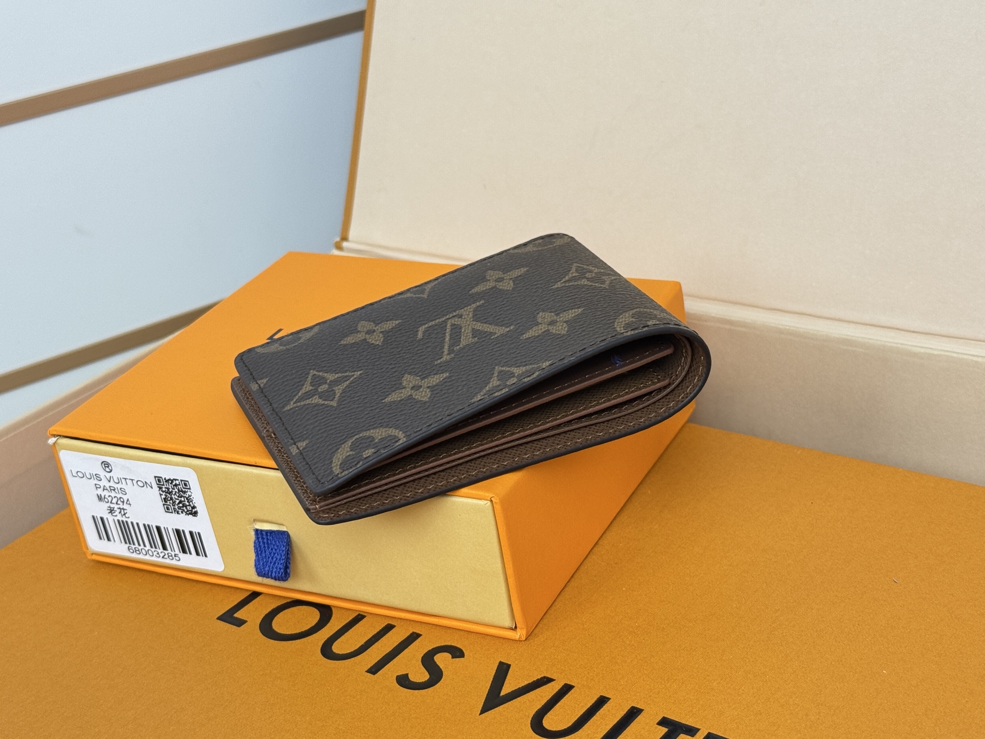 Louis Vuitton M62294/N63261老花 由风格阳刚的Monogram Eclipse帆布面料裁制而成