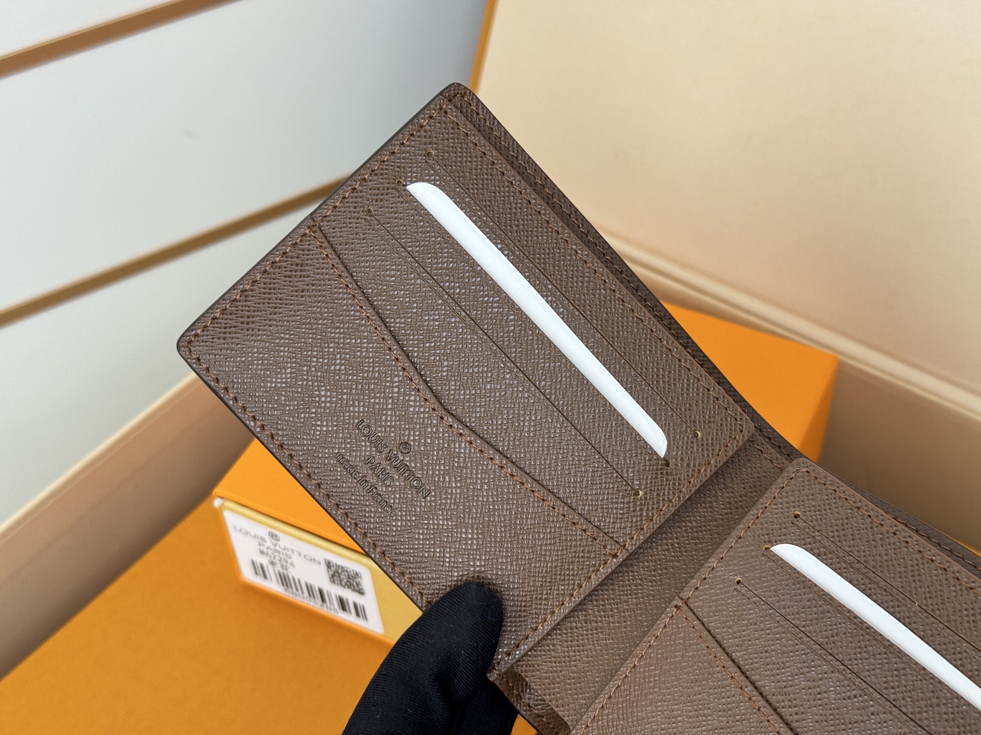 Louis Vuitton M62294/N63261老花 由风格阳刚的Monogram Eclipse帆布面料裁制而成