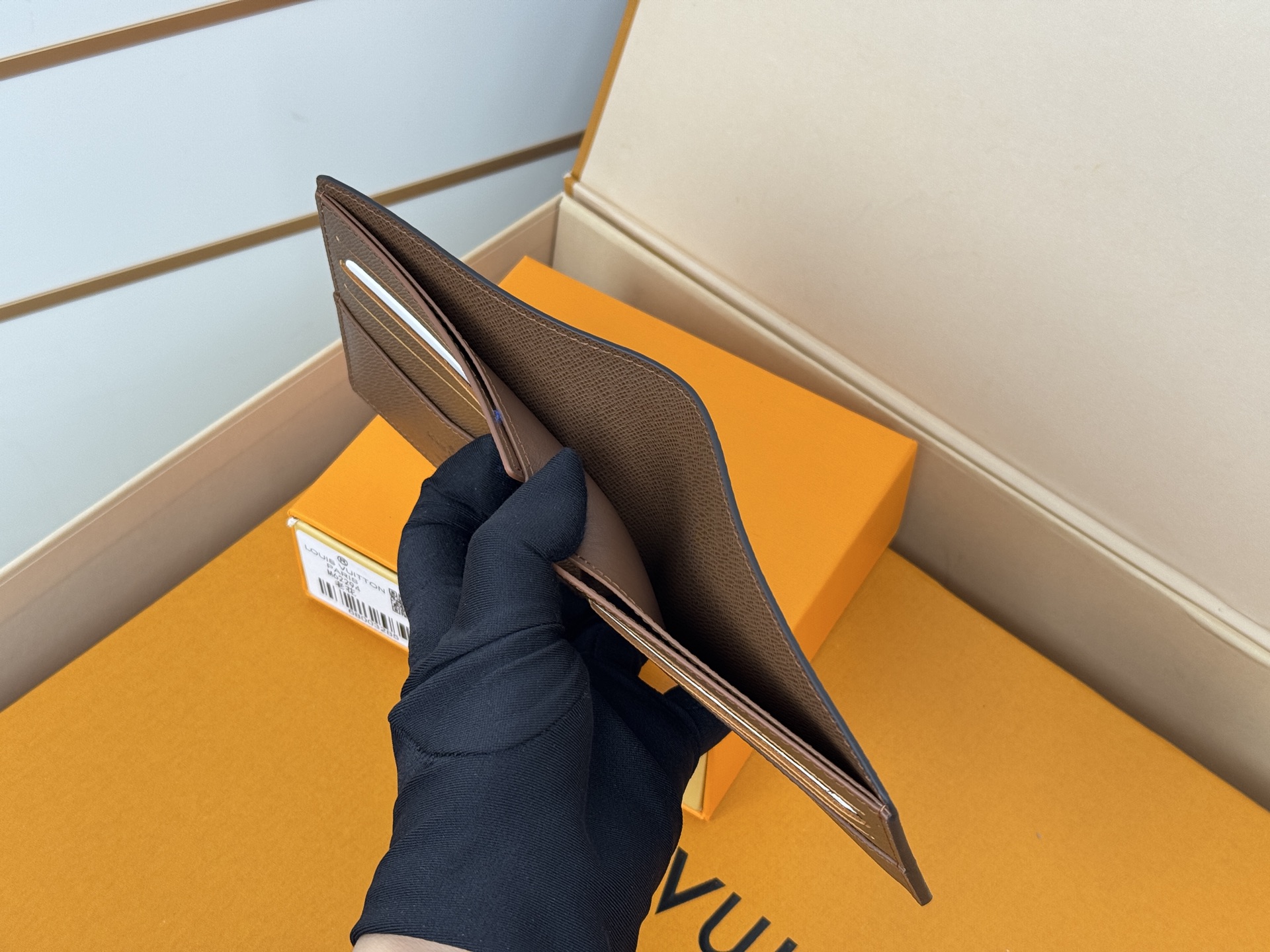Louis Vuitton M62294/N63261老花 由风格阳刚的Monogram Eclipse帆布面料裁制而成