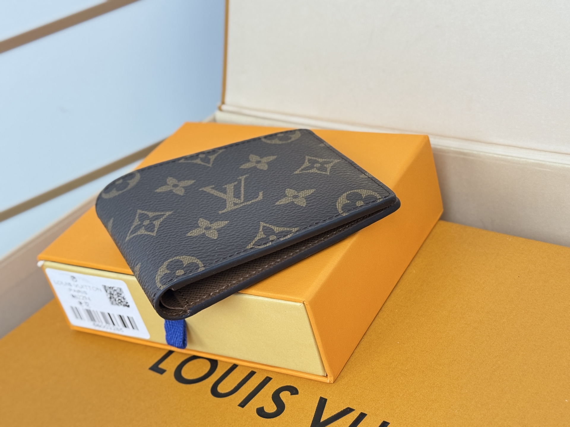 Louis Vuitton M62294/N63261老花 由风格阳刚的Monogram Eclipse帆布面料裁制而成