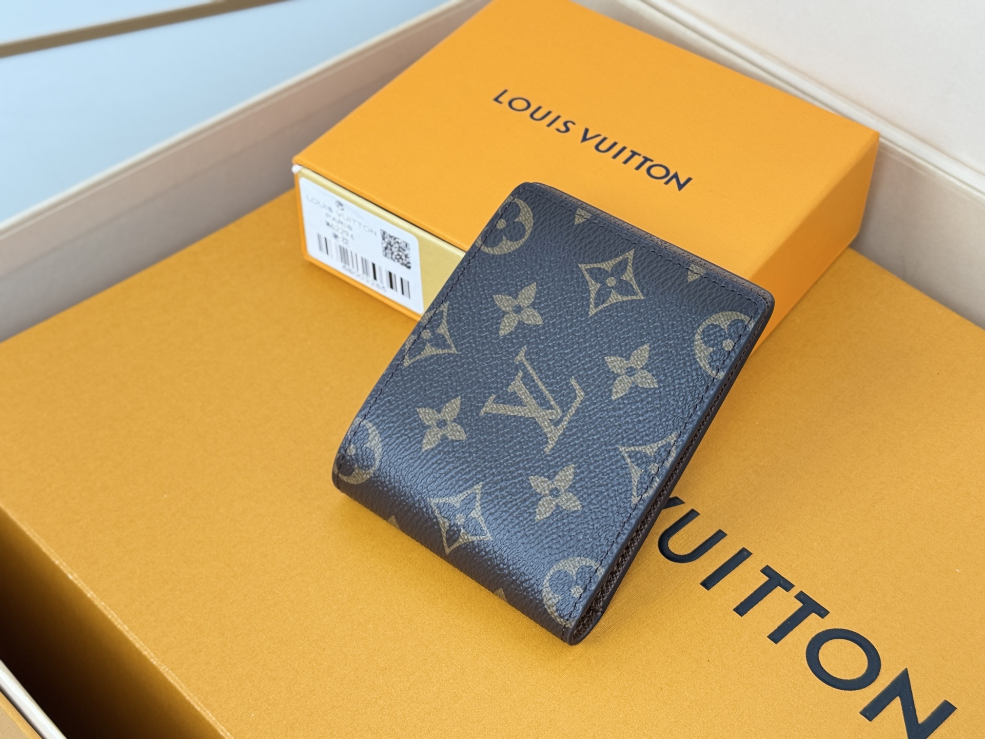 Louis Vuitton M62294/N63261老花 由风格阳刚的Monogram Eclipse帆布面料裁制而成