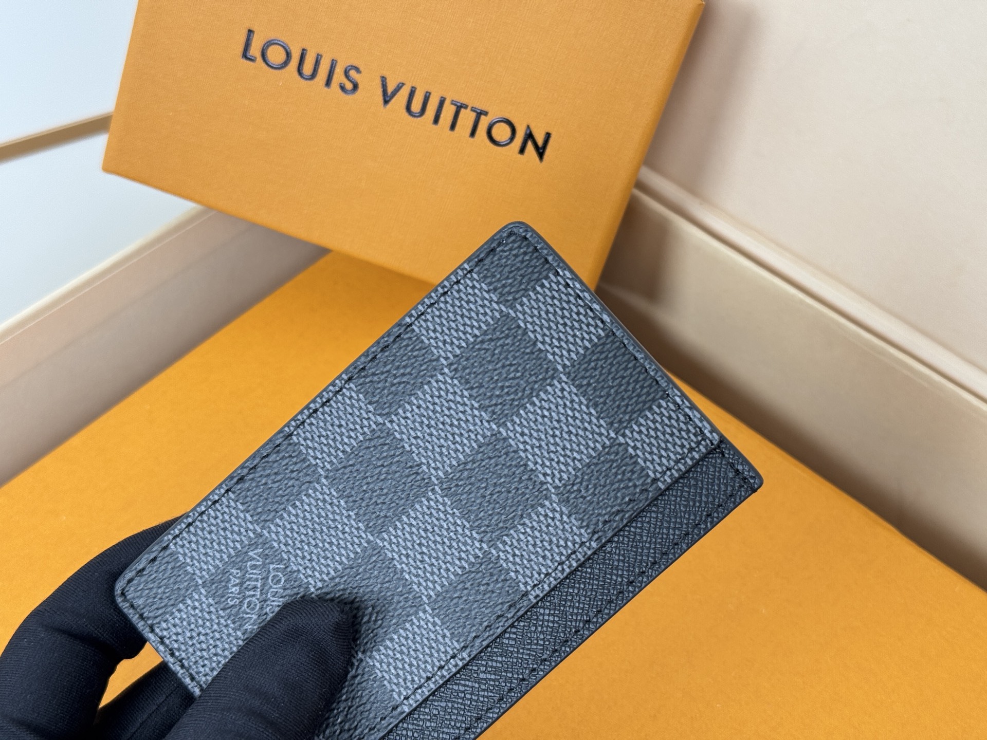 Louis Vuitton M61733 黑格卡片包