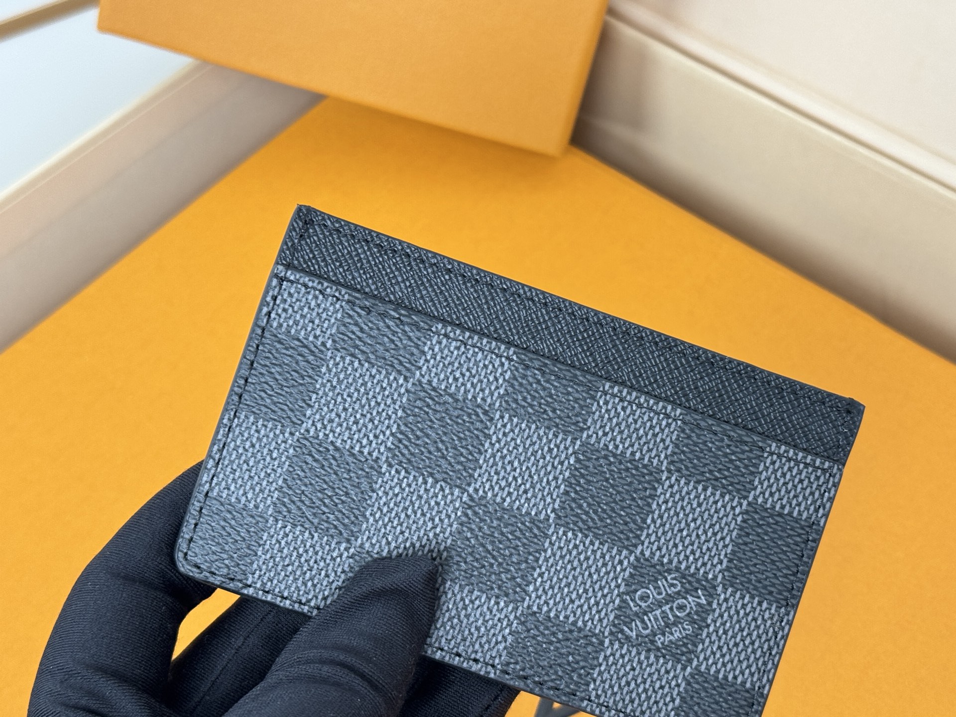 Louis Vuitton M61733 黑格卡片包