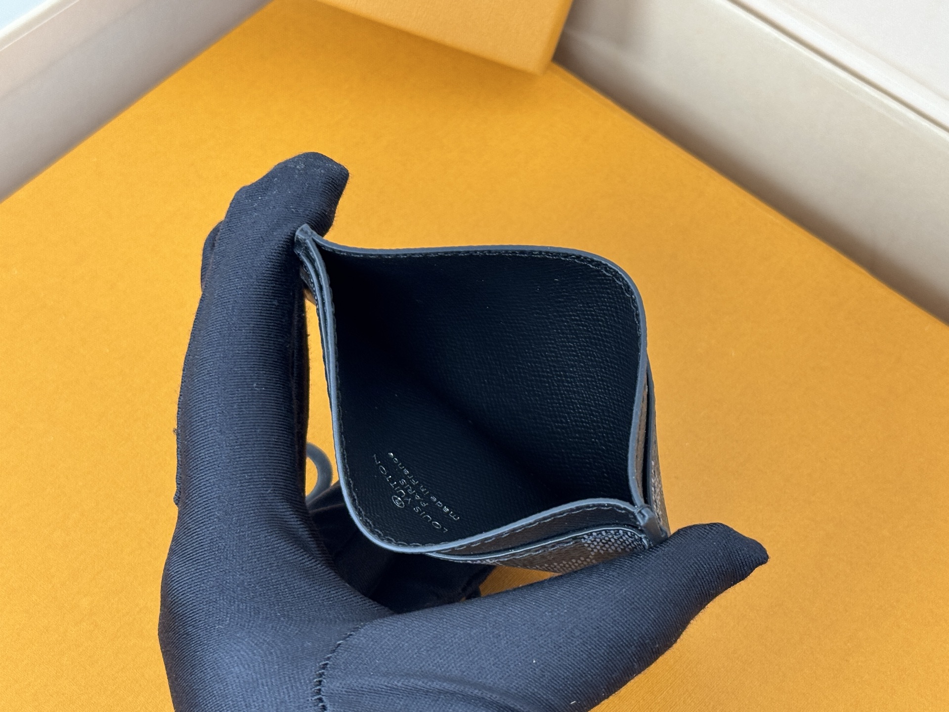 Louis Vuitton M61733 黑格卡片包