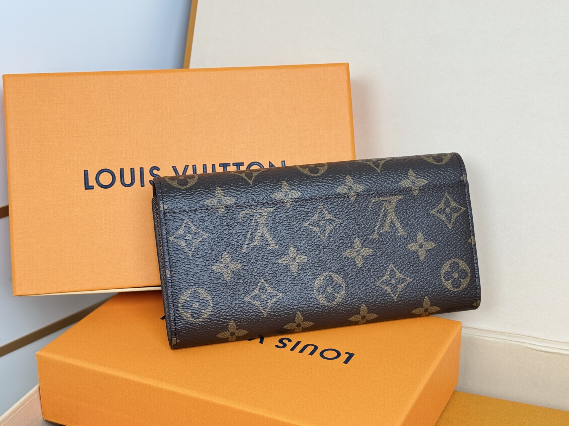 Louis Vuitton M60531浅啡 这款信封式钱夹以优雅的 Monogram 帆布制成 内部设计精巧独特