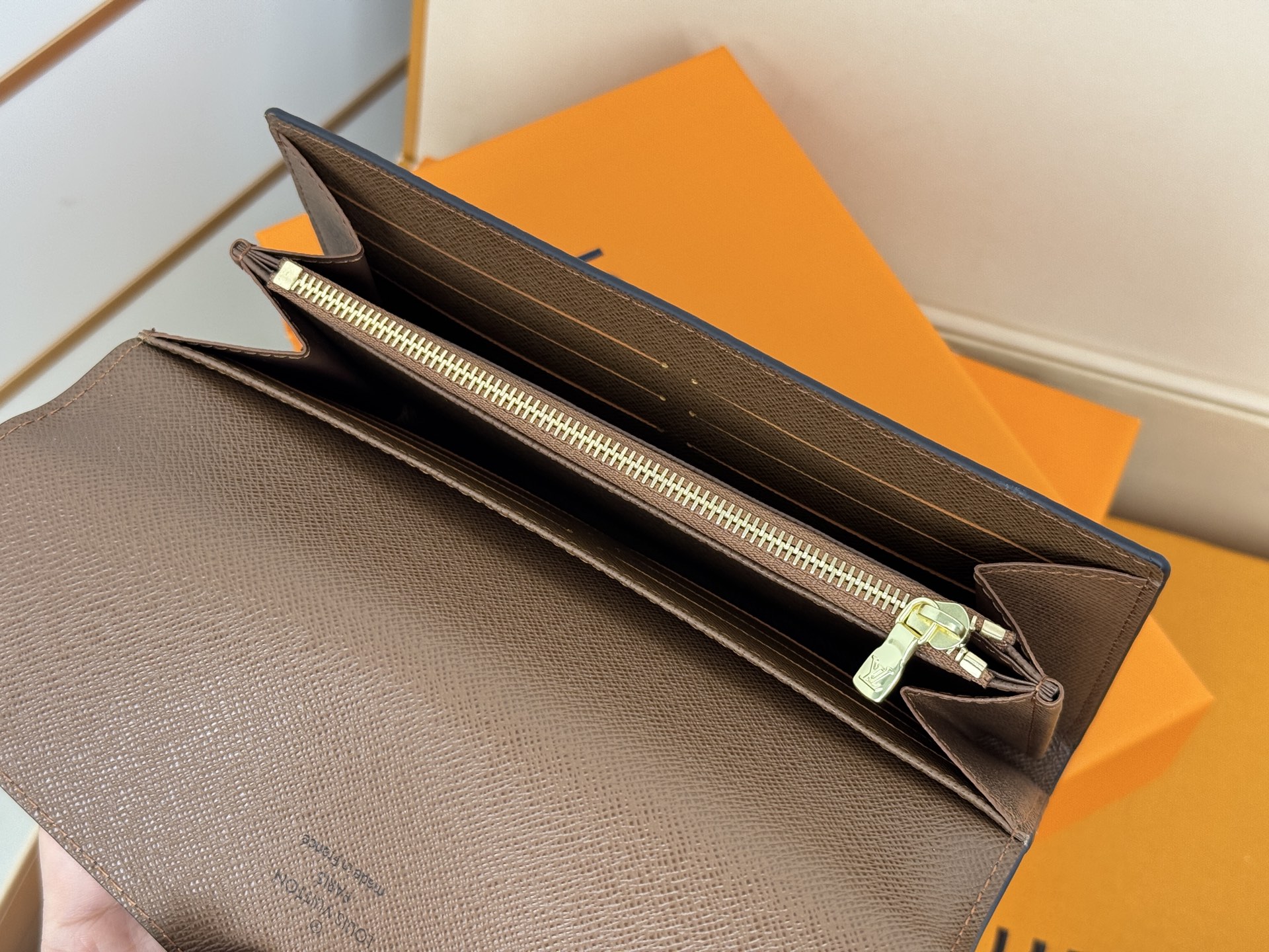 Louis Vuitton M60531浅啡 这款信封式钱夹以优雅的 Monogram 帆布制成 内部设计精巧独特