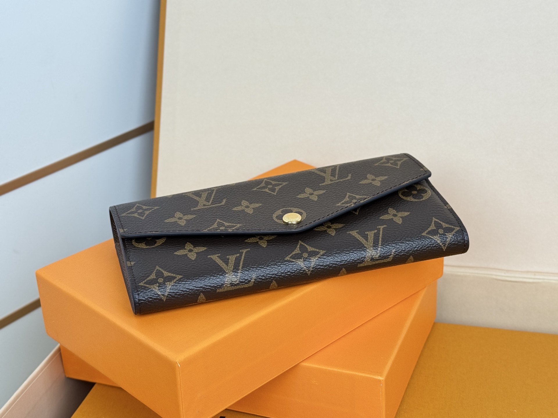 Louis Vuitton M60531浅啡 这款信封式钱夹以优雅的 Monogram 帆布制成 内部设计精巧独特