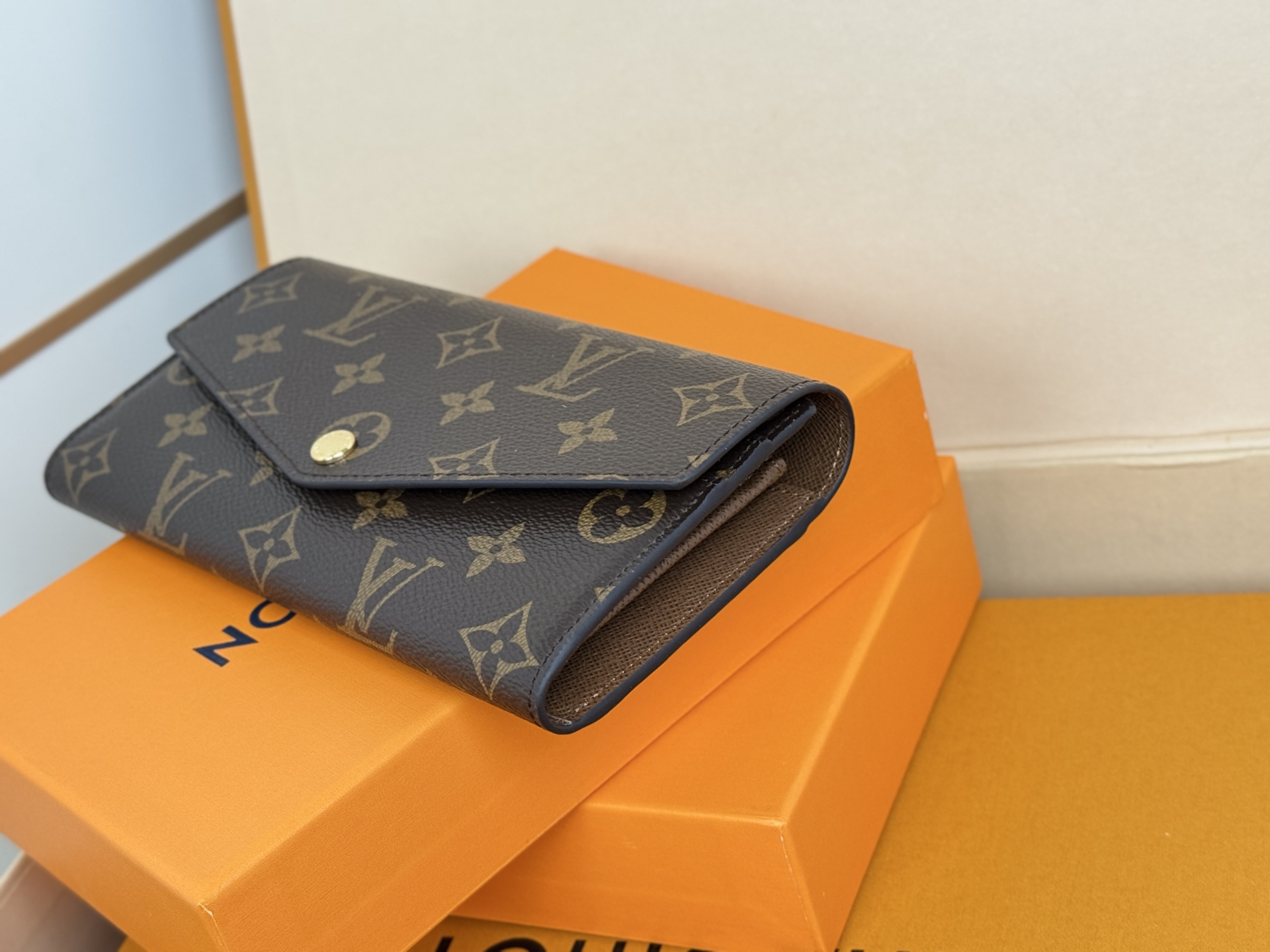 Louis Vuitton M60531浅啡 这款信封式钱夹以优雅的 Monogram 帆布制成 内部设计精巧独特