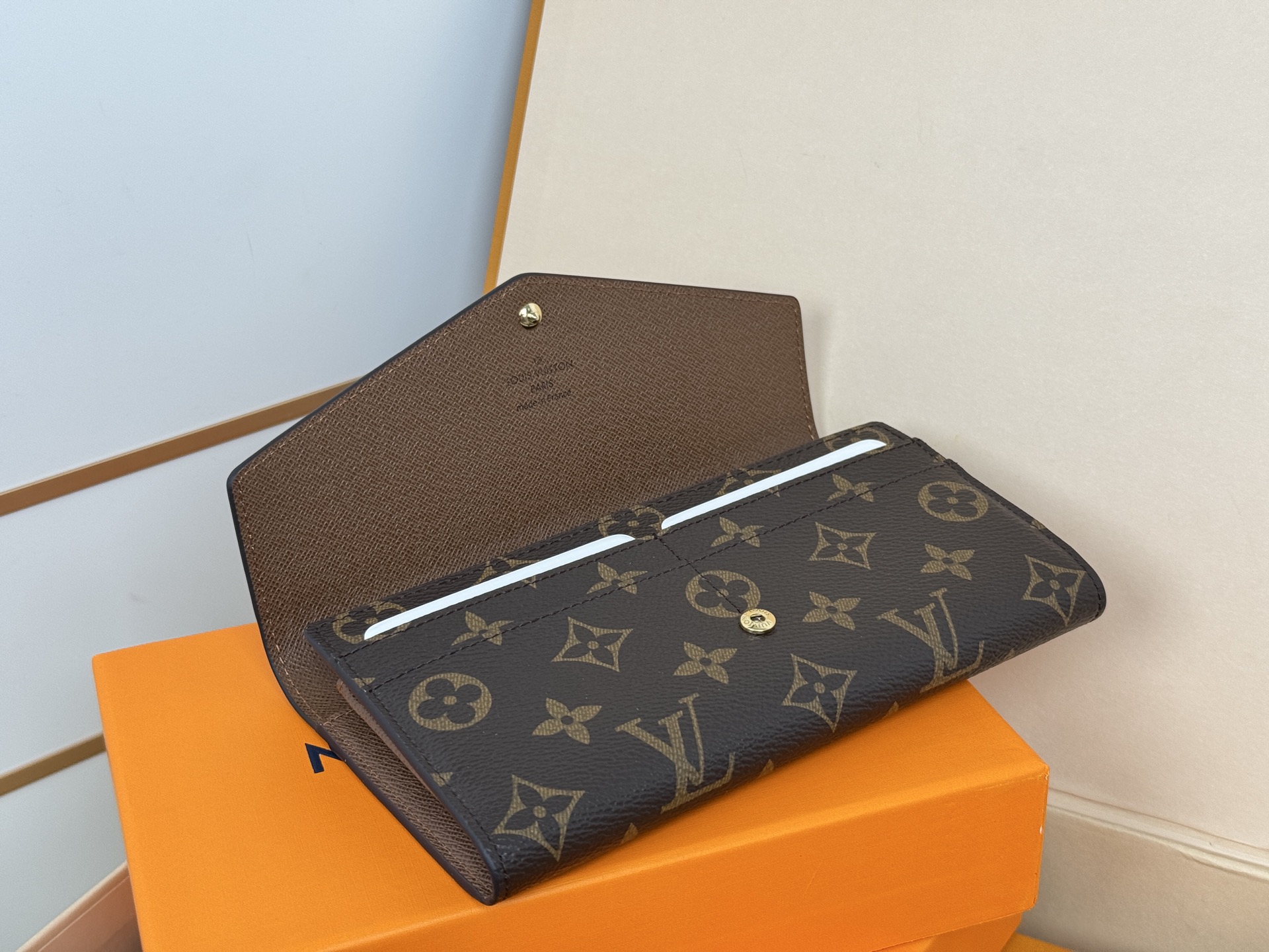 Louis Vuitton M60531浅啡 这款信封式钱夹以优雅的 Monogram 帆布制成 内部设计精巧独特