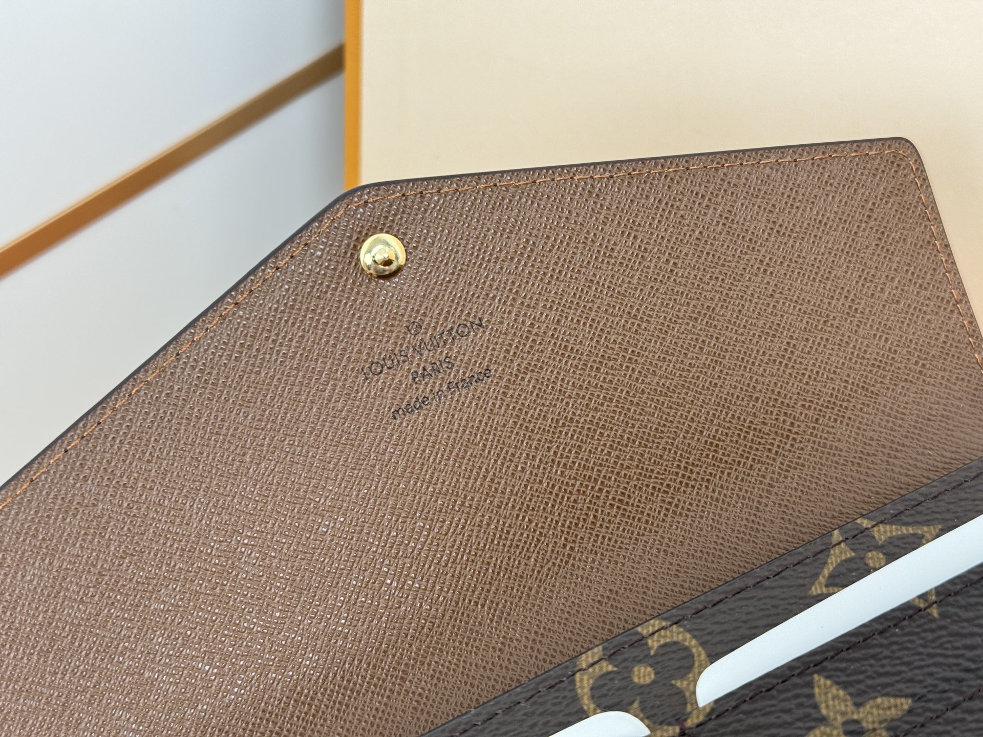 Louis Vuitton M60531浅啡 这款信封式钱夹以优雅的 Monogram 帆布制成 内部设计精巧独特