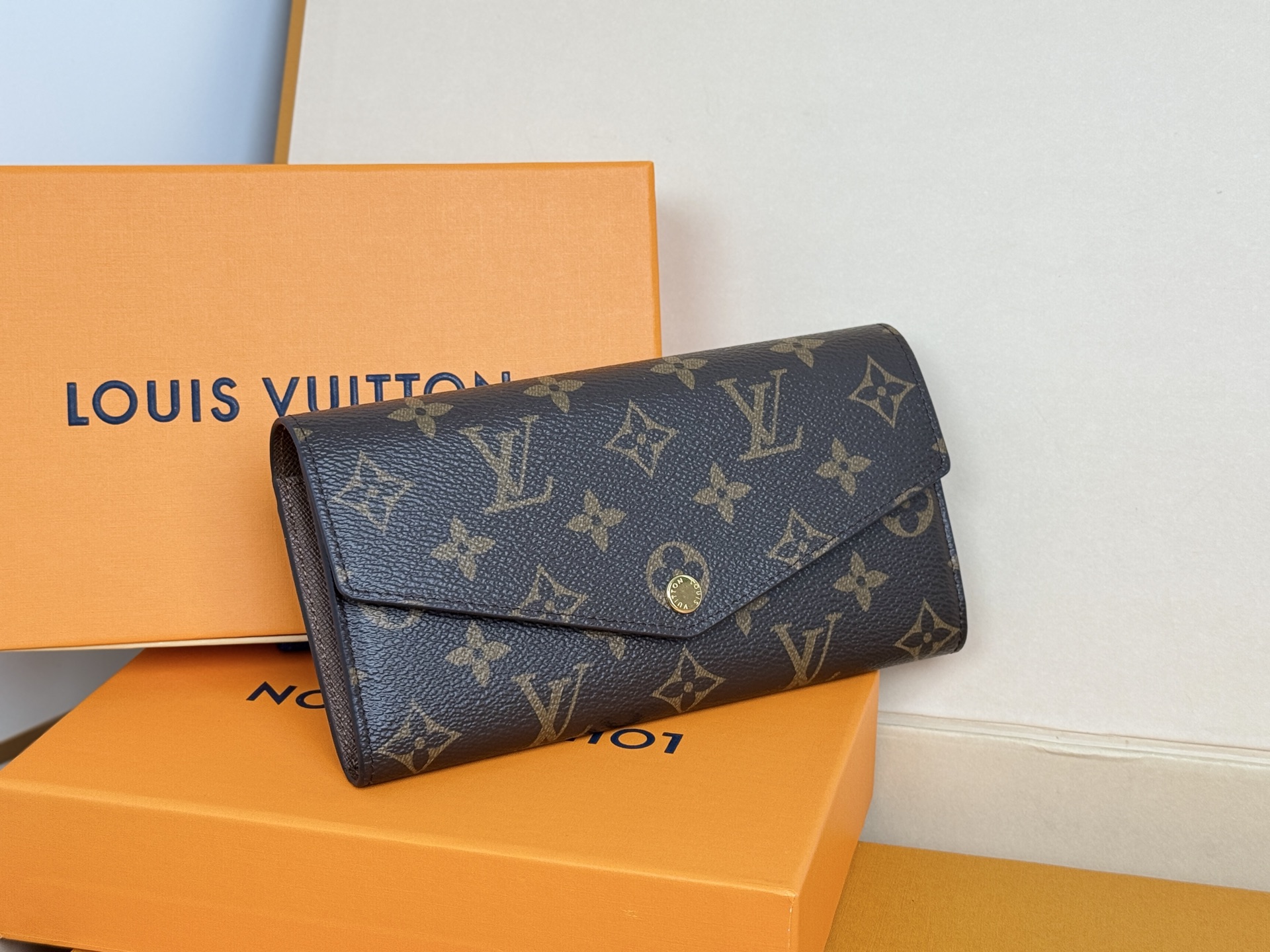 Louis Vuitton M60531浅啡 这款信封式钱夹以优雅的 Monogram 帆布制成 内部设计精巧独特