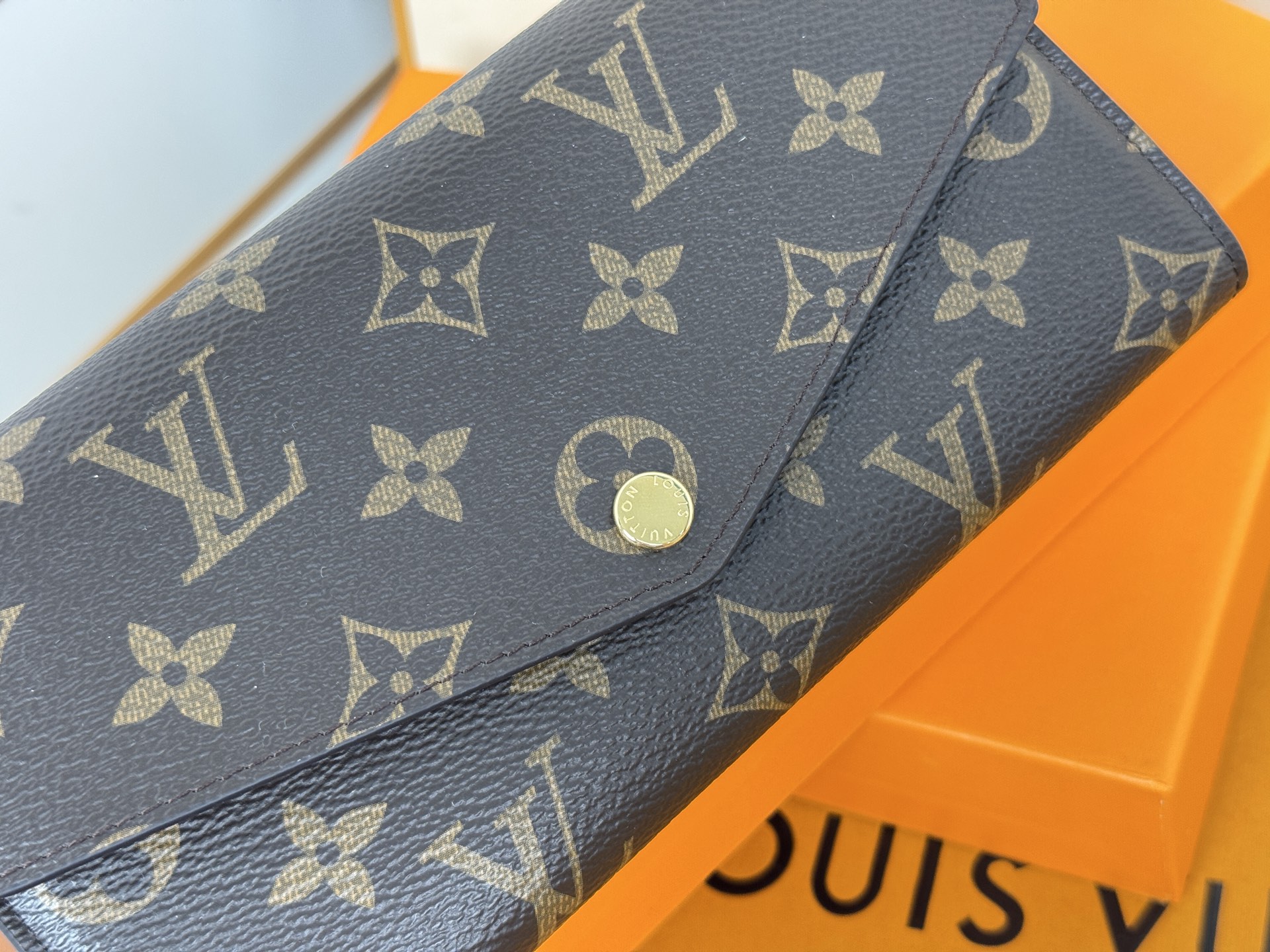 Louis Vuitton M60531浅啡 这款信封式钱夹以优雅的 Monogram 帆布制成 内部设计精巧独特