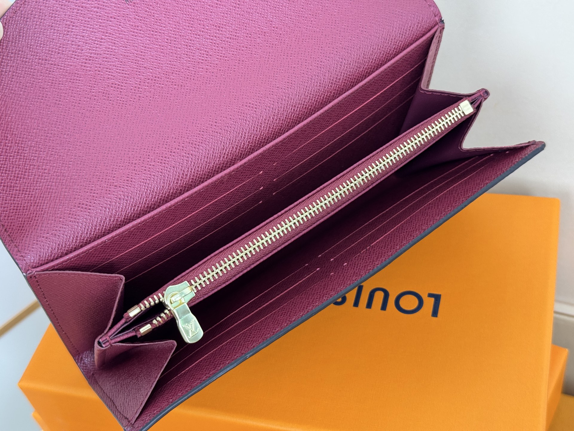 Louis Vuitton M60531 紫红 这款信封式钱夹以优雅的 Monogram 帆布制成 内部设计精巧独特