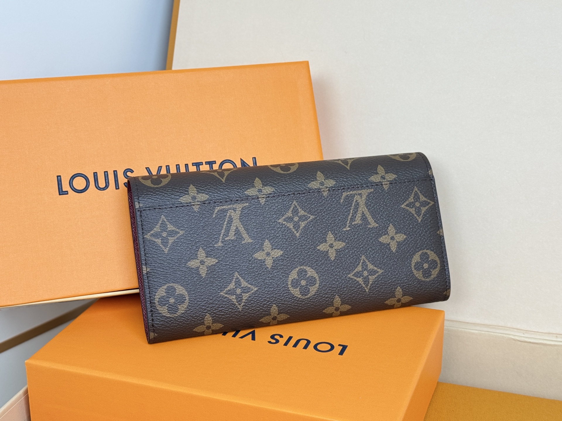 Louis Vuitton M60531 紫红 这款信封式钱夹以优雅的 Monogram 帆布制成 内部设计精巧独特