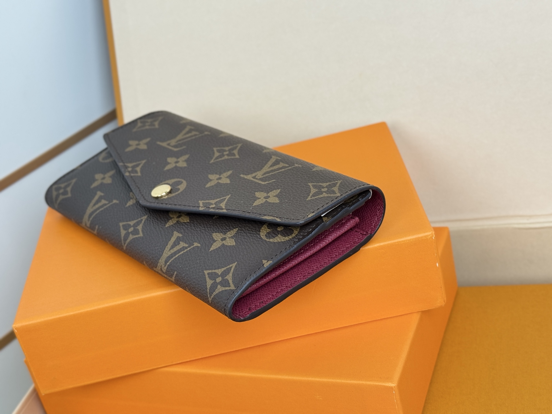 Louis Vuitton M60531 紫红 这款信封式钱夹以优雅的 Monogram 帆布制成 内部设计精巧独特