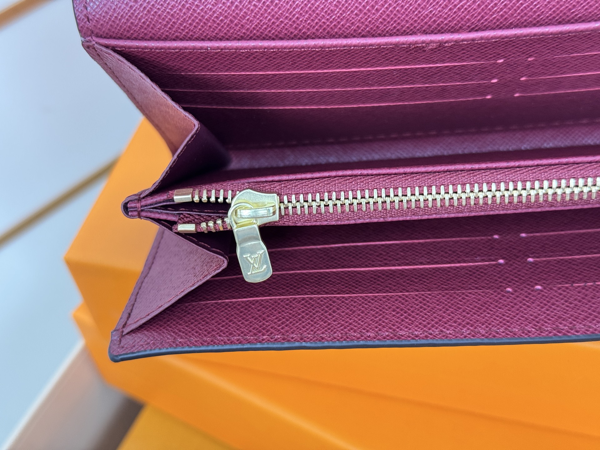 Louis Vuitton M60531 紫红 这款信封式钱夹以优雅的 Monogram 帆布制成 内部设计精巧独特