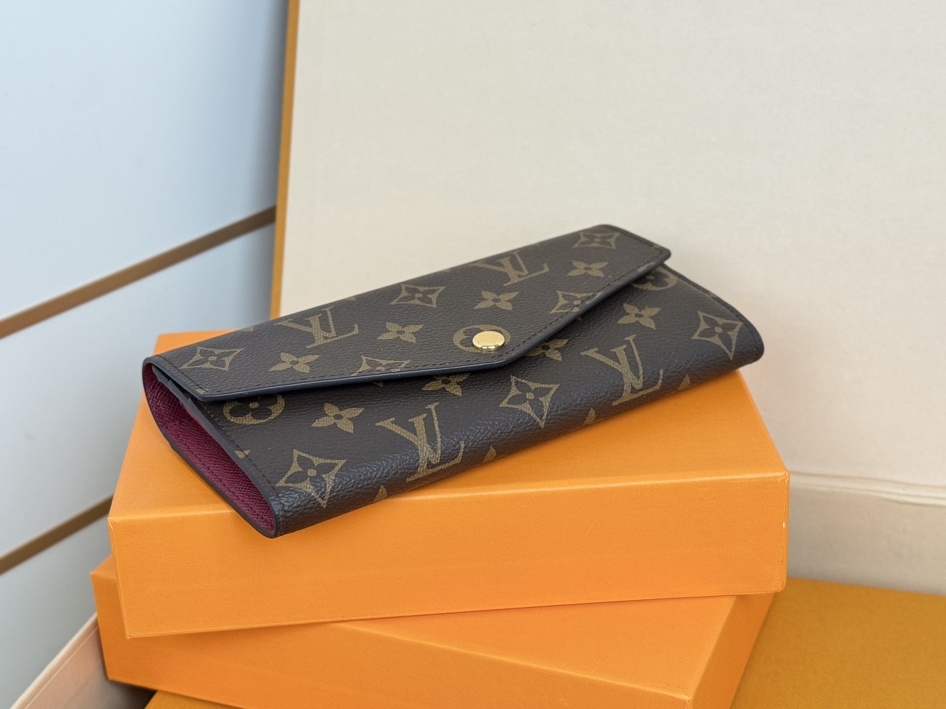 Louis Vuitton M60531 紫红 这款信封式钱夹以优雅的 Monogram 帆布制成 内部设计精巧独特