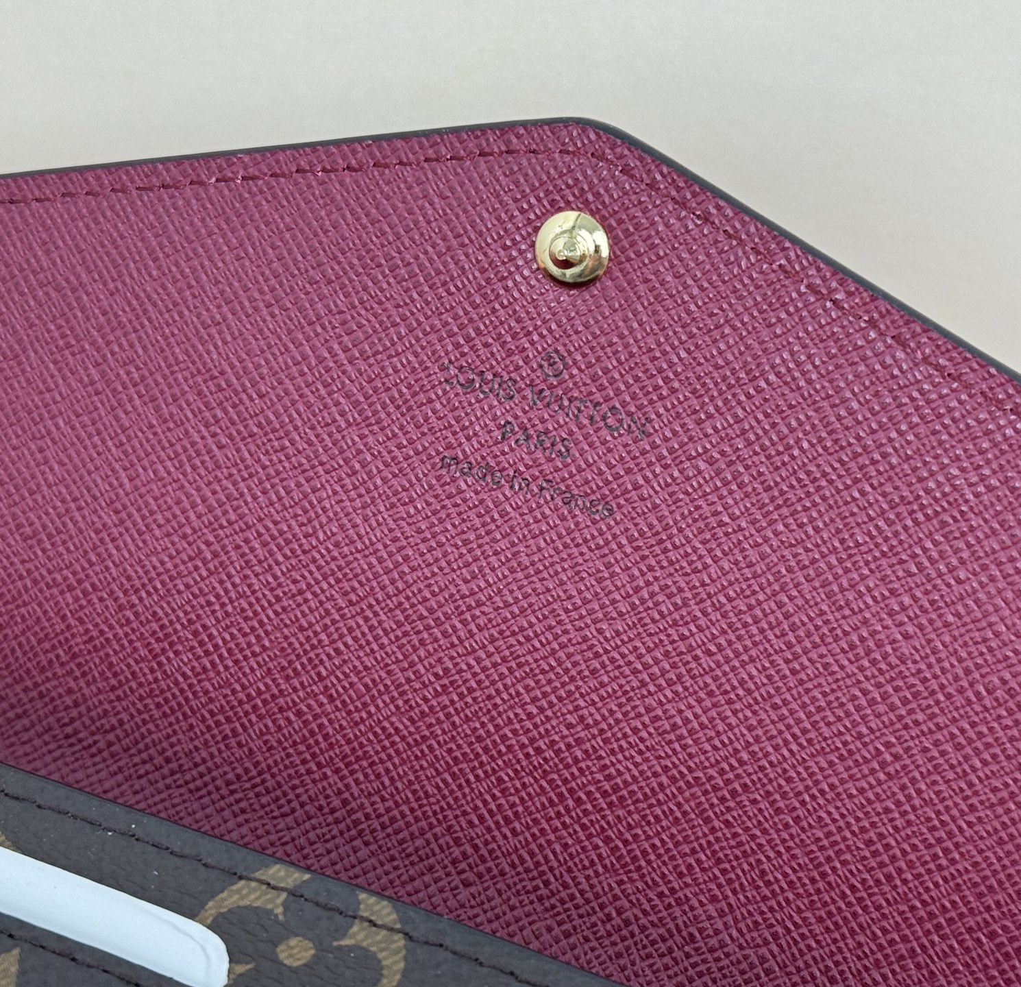 Louis Vuitton M60531 紫红 这款信封式钱夹以优雅的 Monogram 帆布制成 内部设计精巧独特