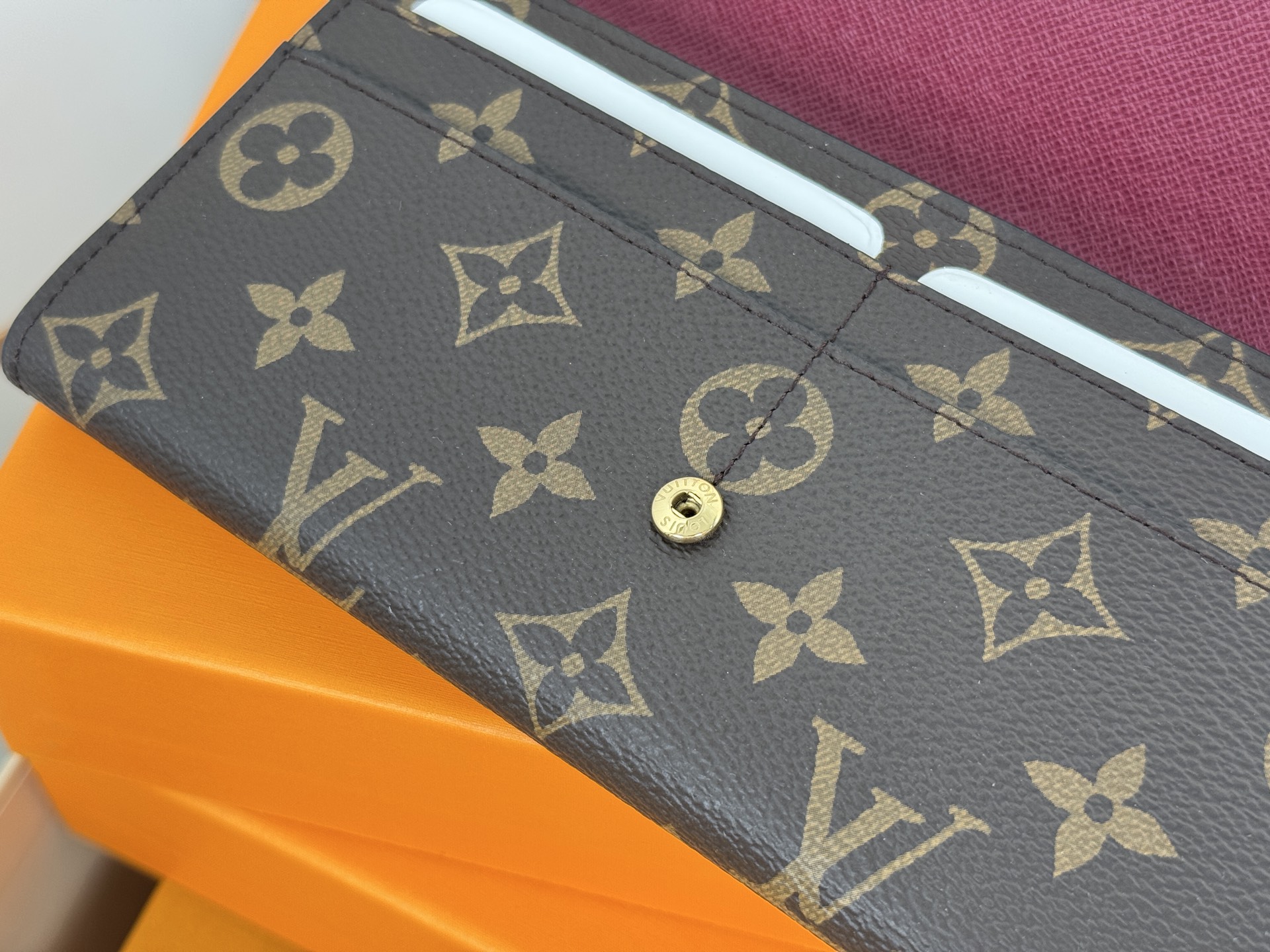 Louis Vuitton M60531 紫红 这款信封式钱夹以优雅的 Monogram 帆布制成 内部设计精巧独特