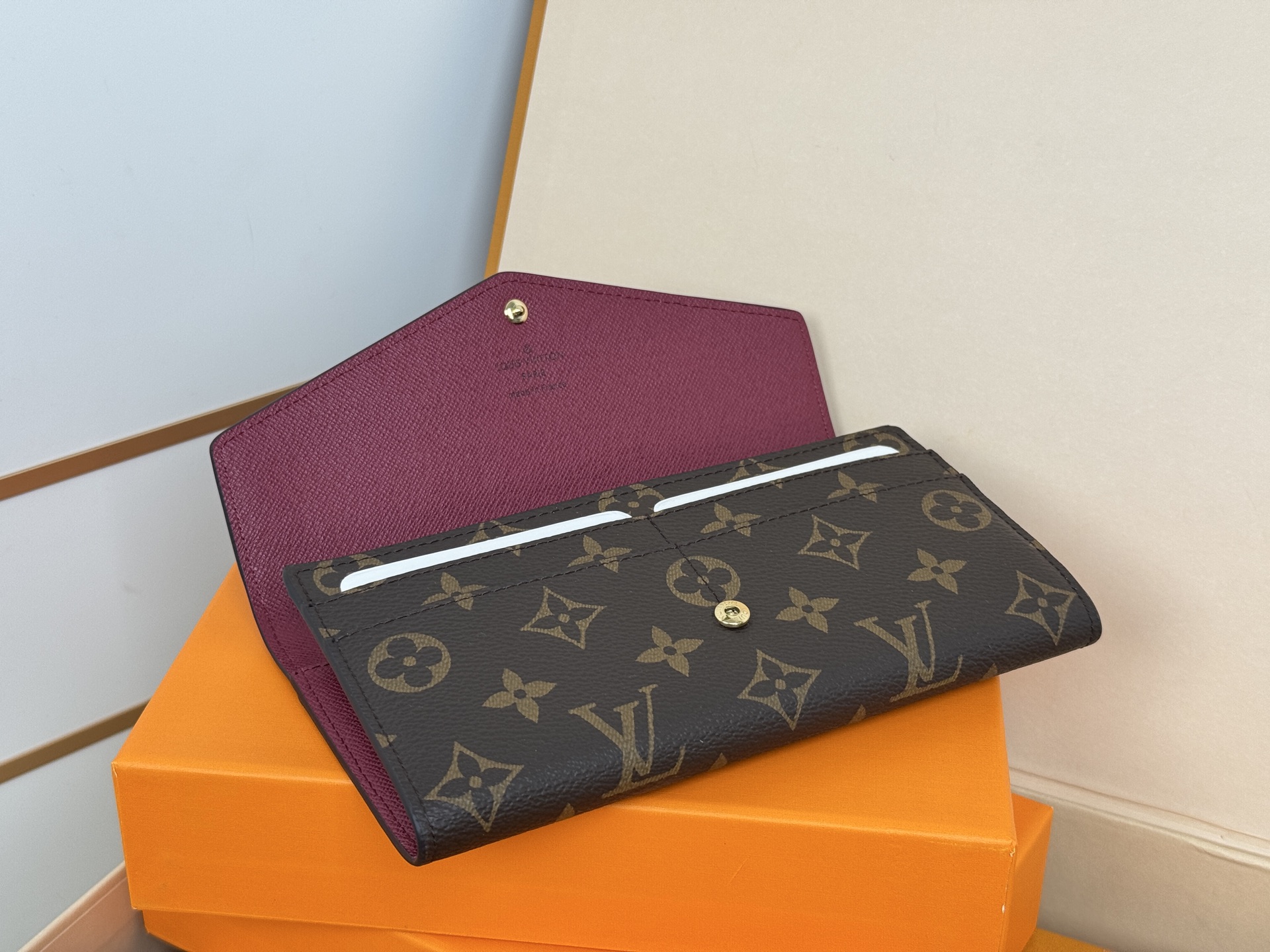 Louis Vuitton M60531 紫红 这款信封式钱夹以优雅的 Monogram 帆布制成 内部设计精巧独特